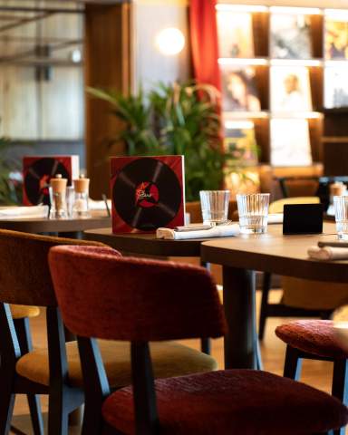 Table dressée sous les vinyles