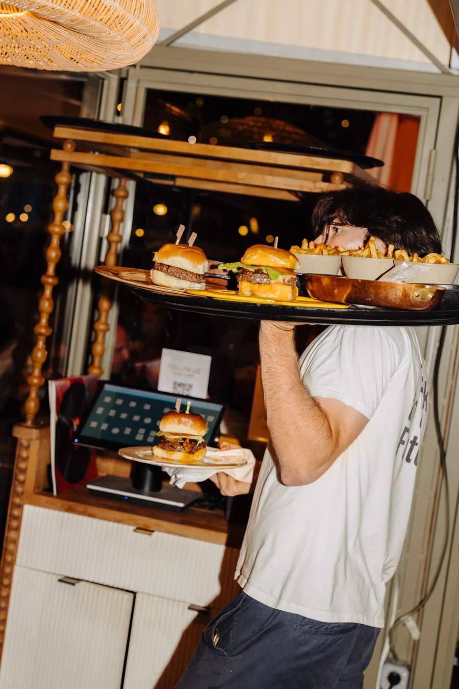 Le plateau de burgers servi en salle