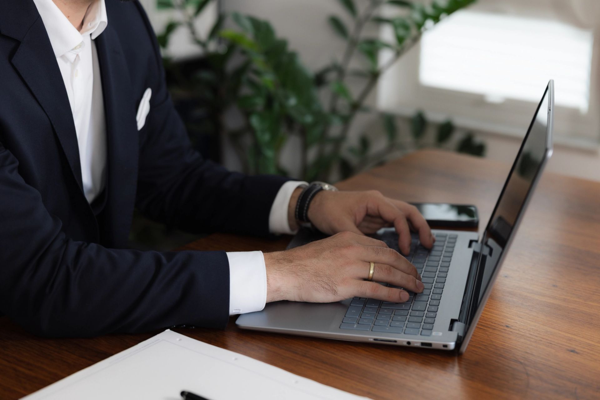 Unterlagen werden am Laptop gesichtet