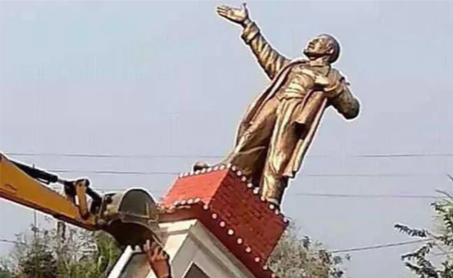 Toppling of Lenin statue in Ukraine