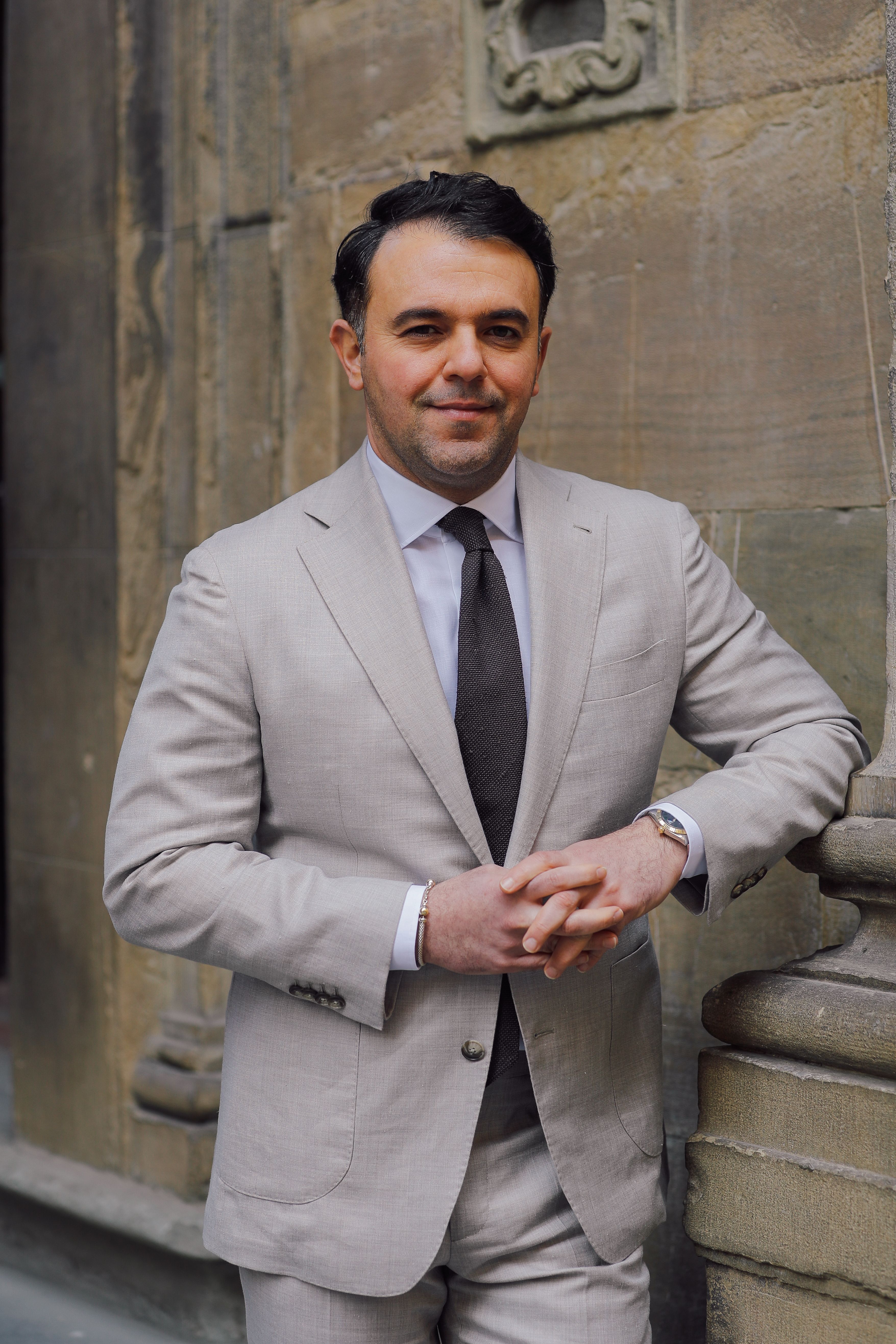 Grijze maatpak van Ettemadis in Den Haag