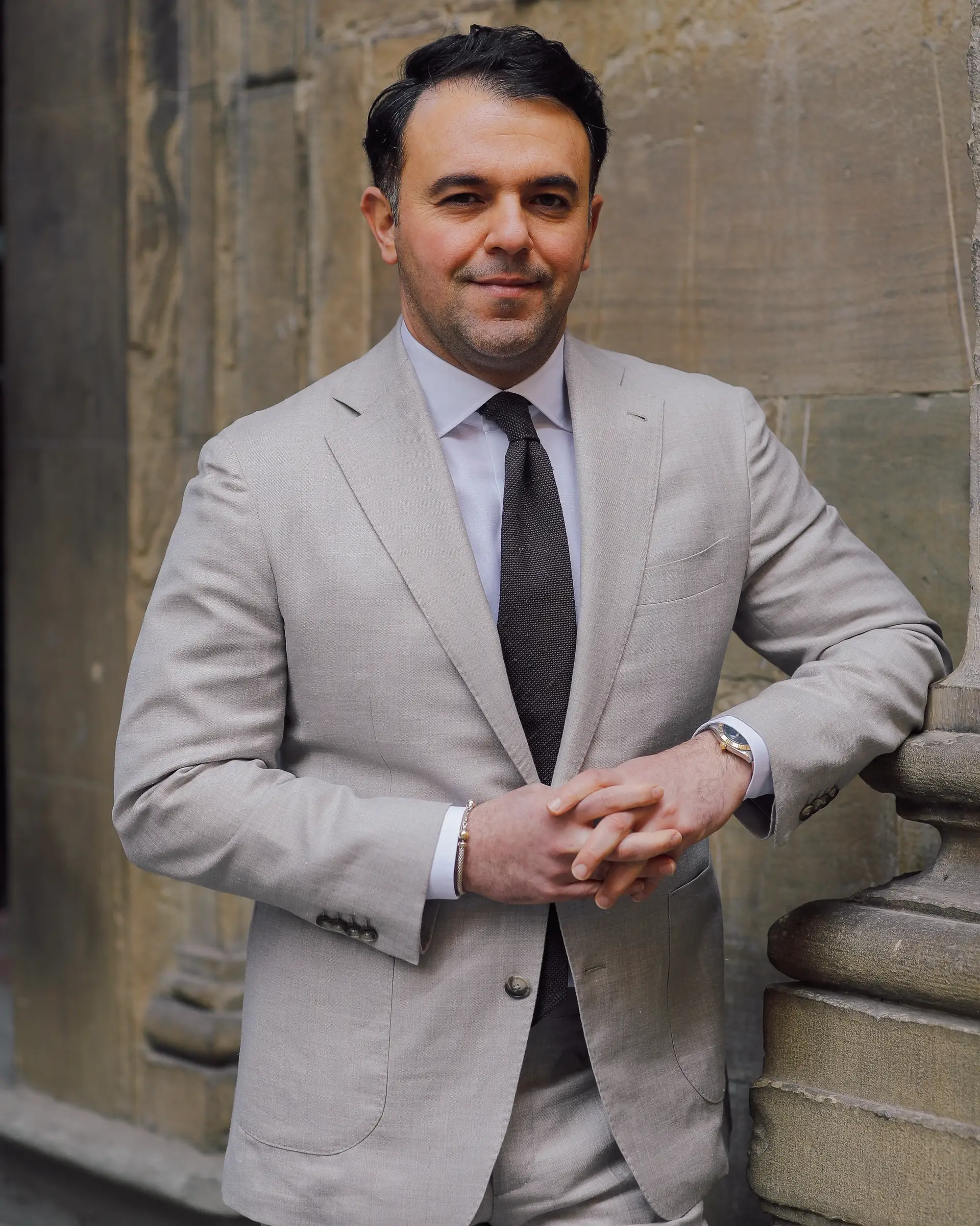 Grijze maatpak van Ettemadis in Den Haag