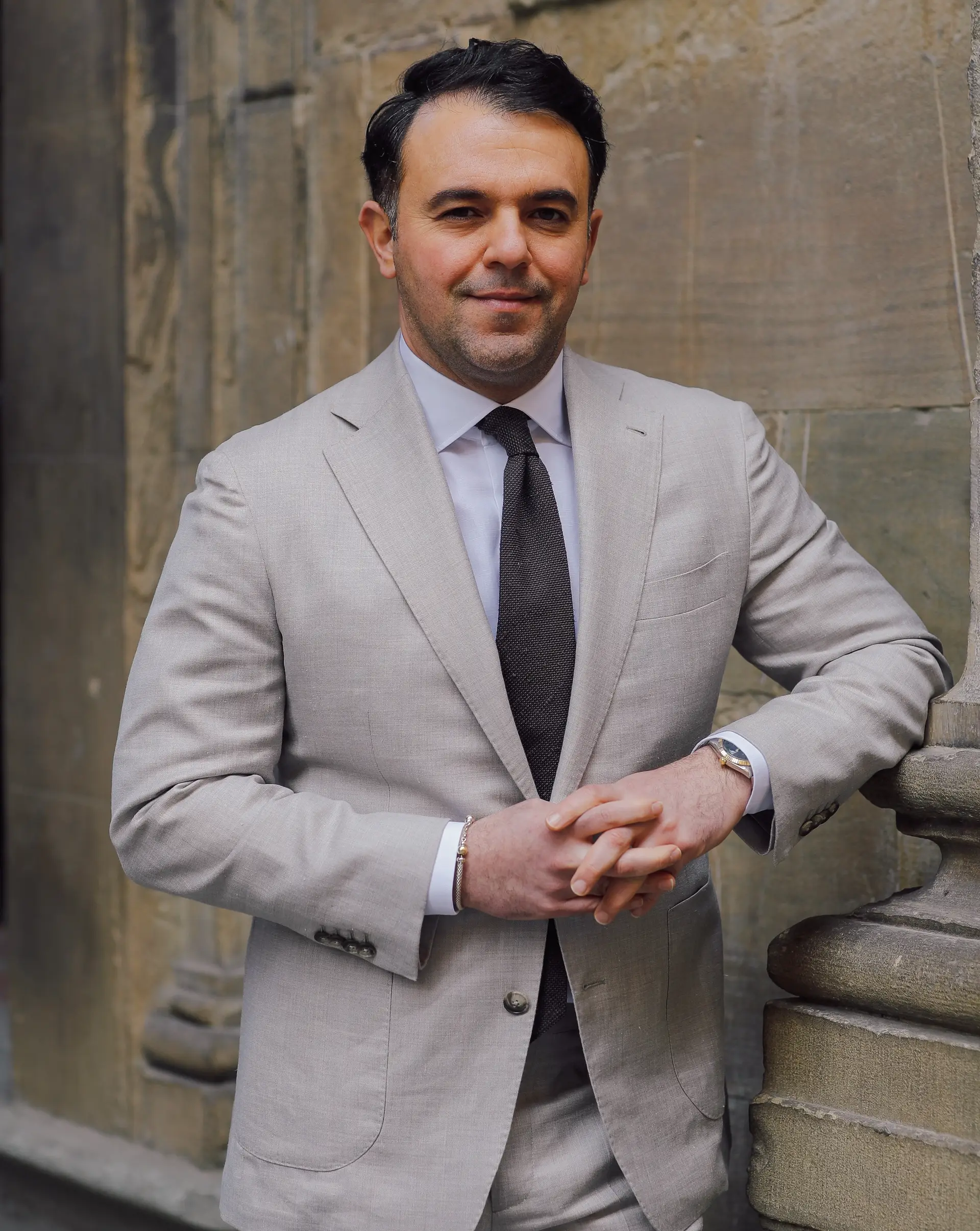 Grijze maatpak van Ettemadis in Den Haag