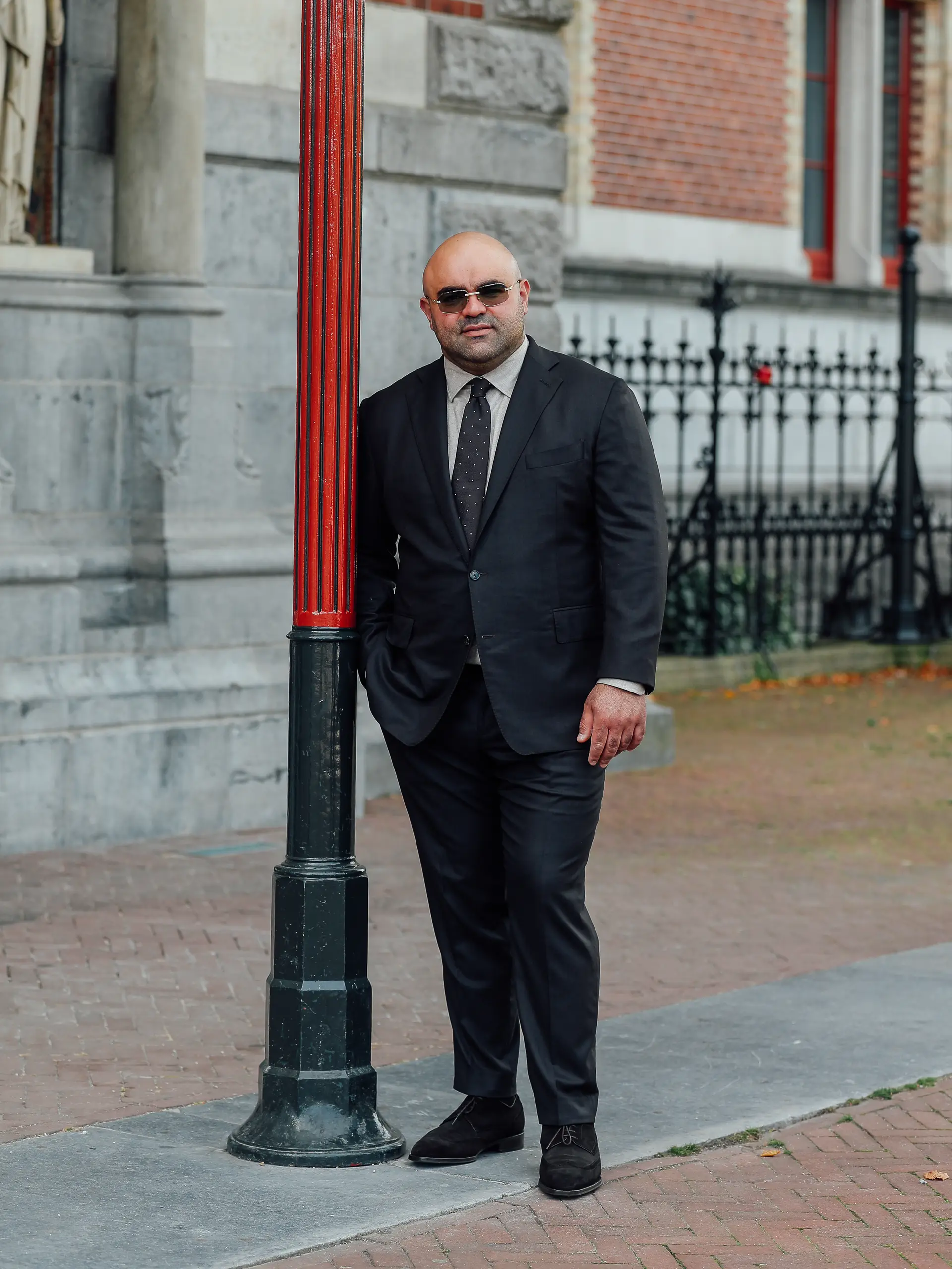 Arjan Etemadi in bruin maatpak