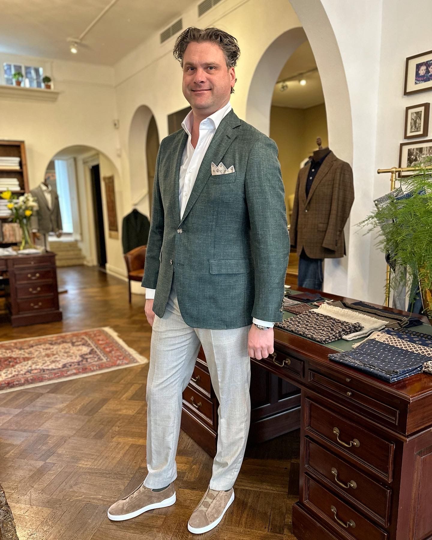 Klant draagt casual outfit met groen jasje bij Ettemadis