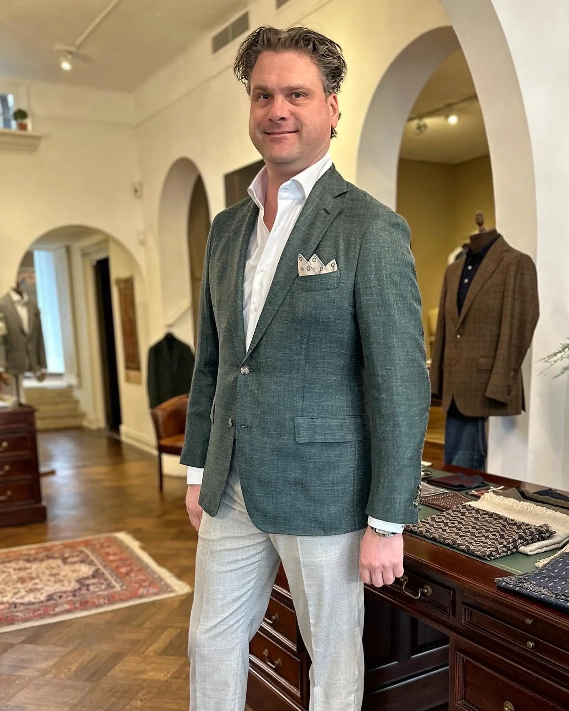 Klant draagt casual outfit met groen jasje bij Ettemadis