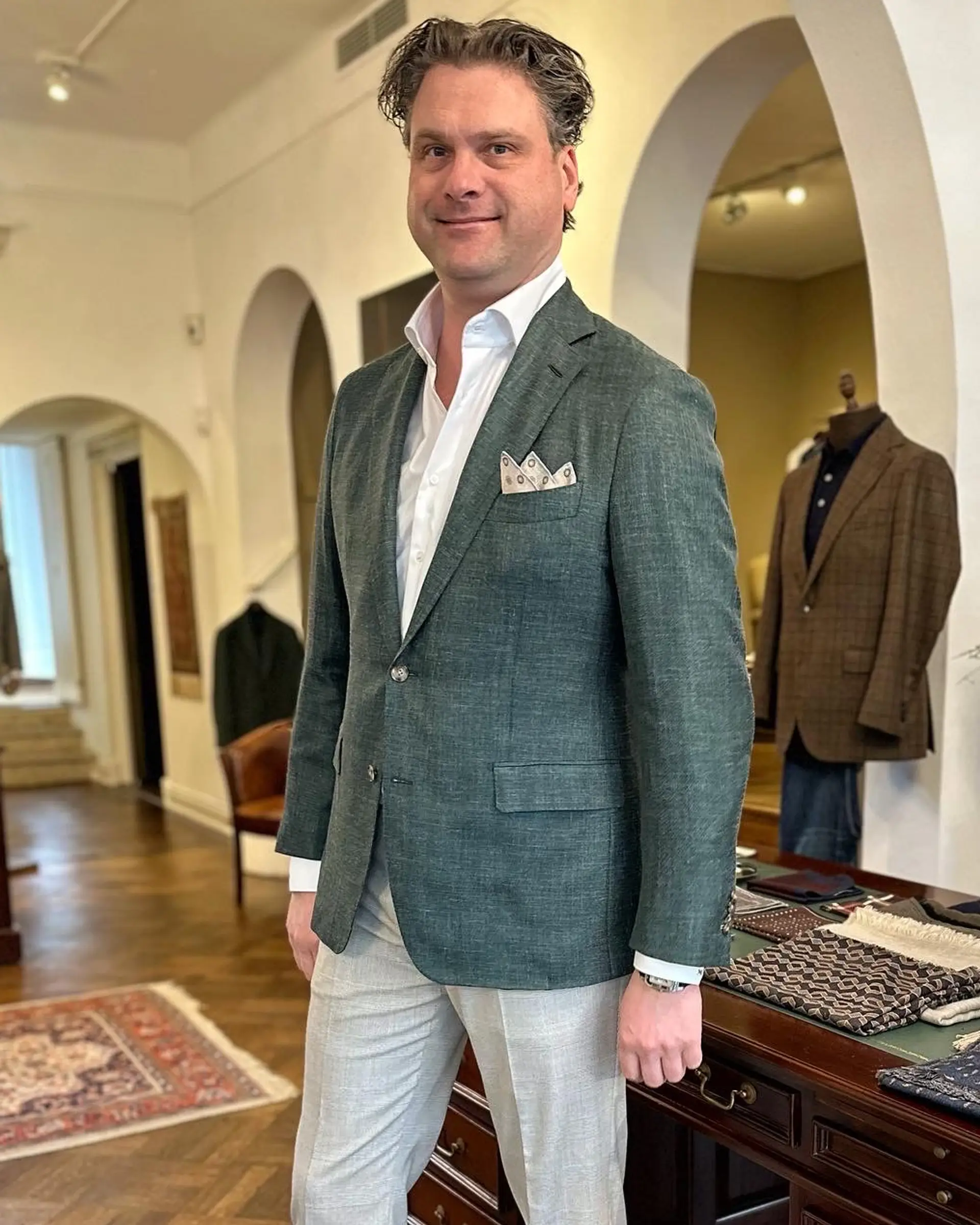 Klant draagt casual outfit met groen jasje bij Ettemadis