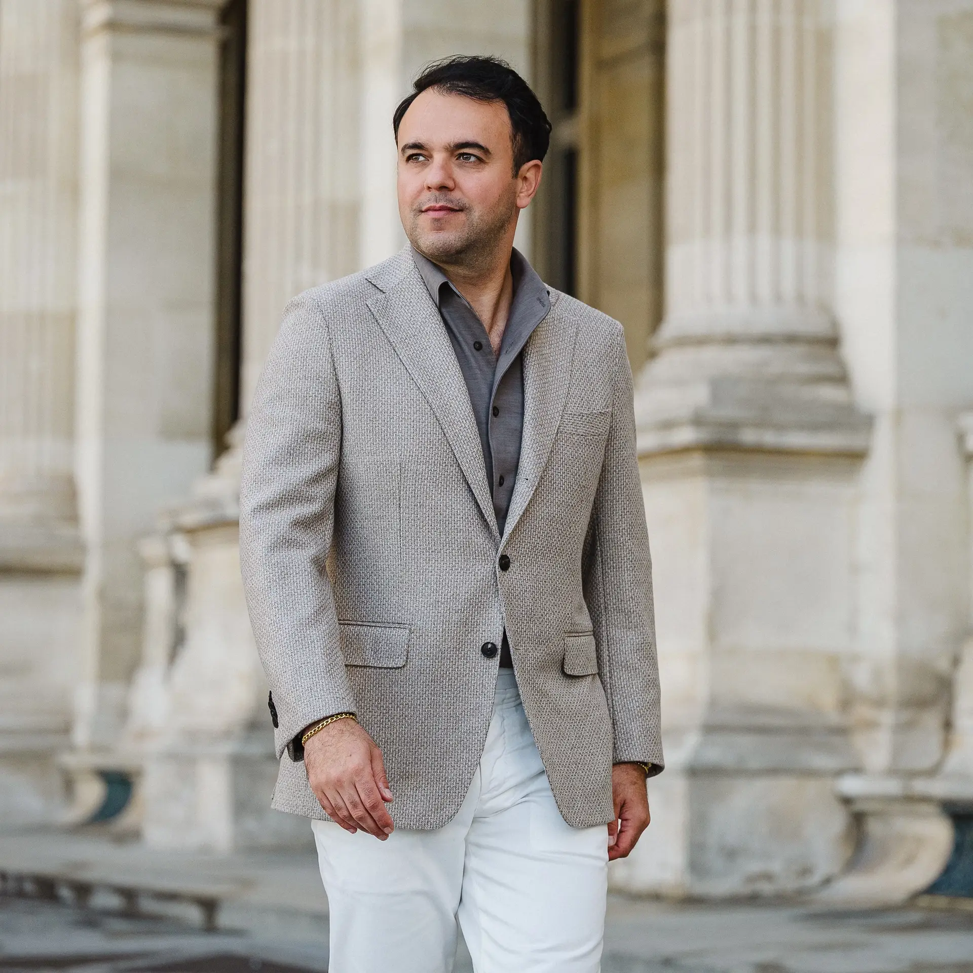 Beige colbert op maat van Ettemadis in Den Haag, collectie herfst winter 2025