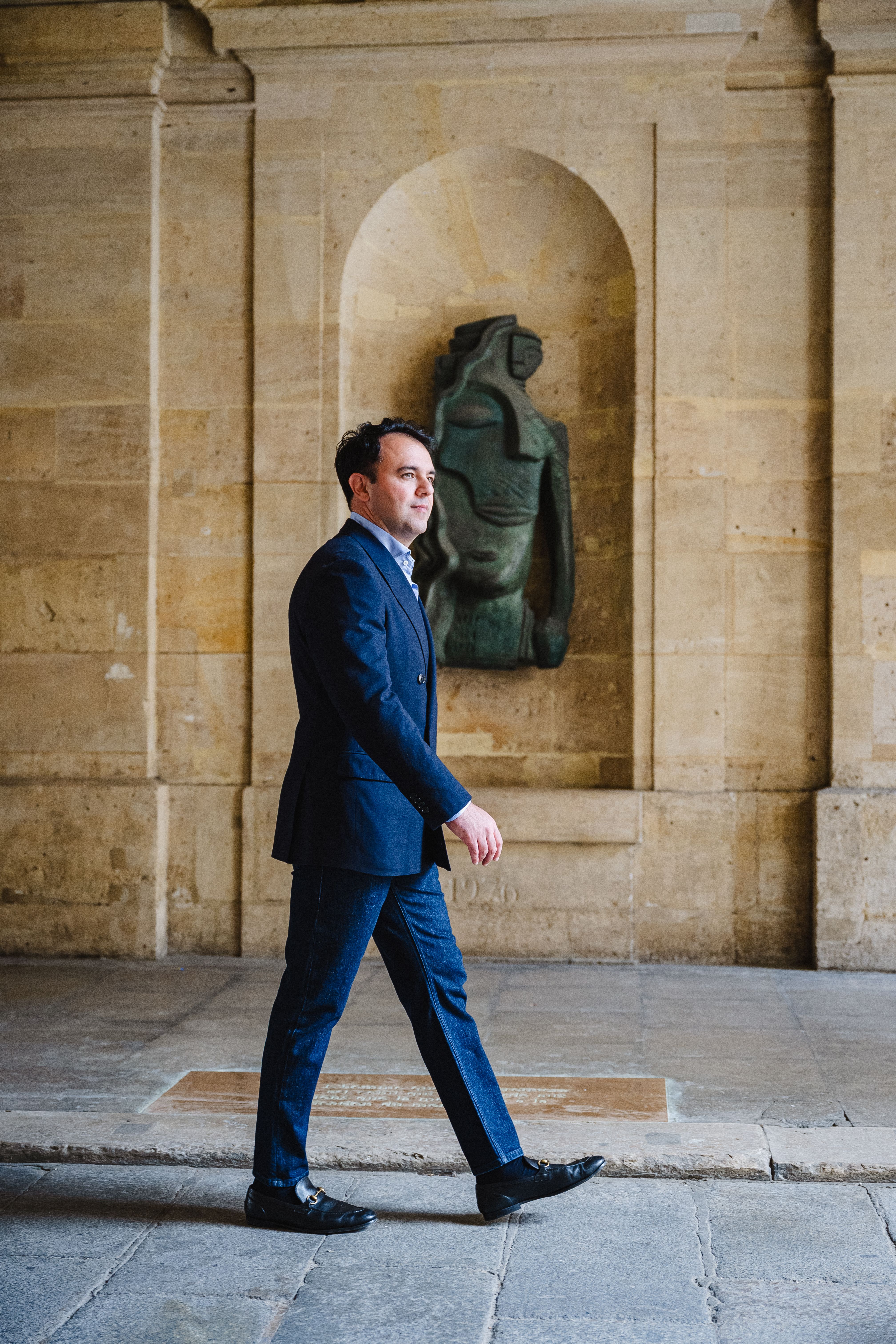 Amir Etemadi met blauw jasje op maat van Ettemadis, nieuwe collectie herfst winter 2025