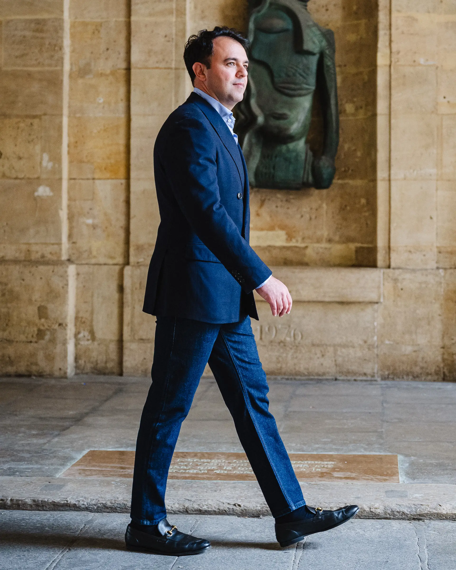 Amir Etemadi met blauw jasje op maat van Ettemadis, nieuwe collectie herfst winter 2025