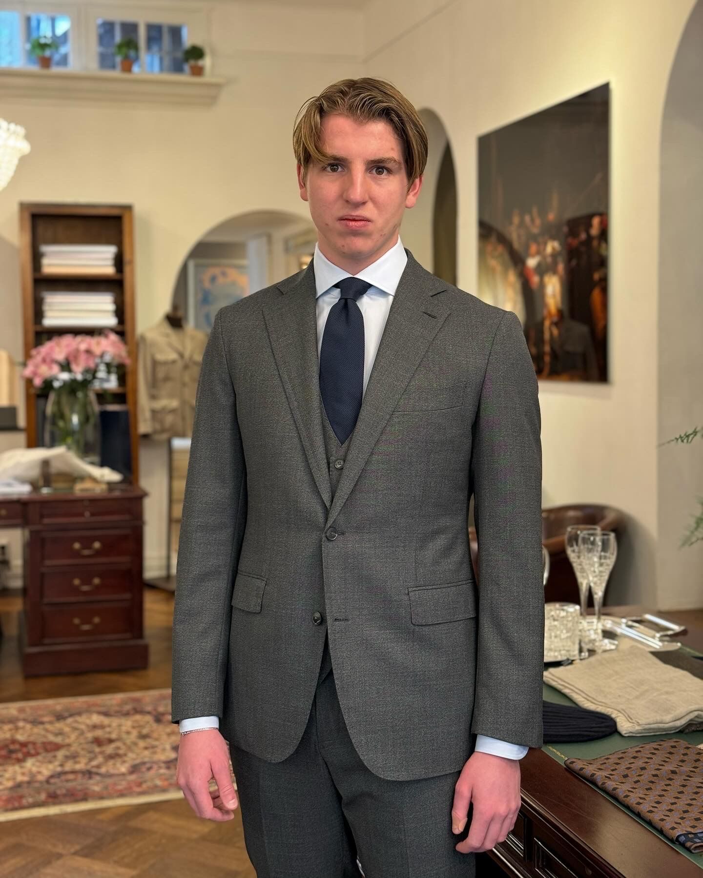 Klant draagt grijs pak op maat bij Ettemadis Noordeinde