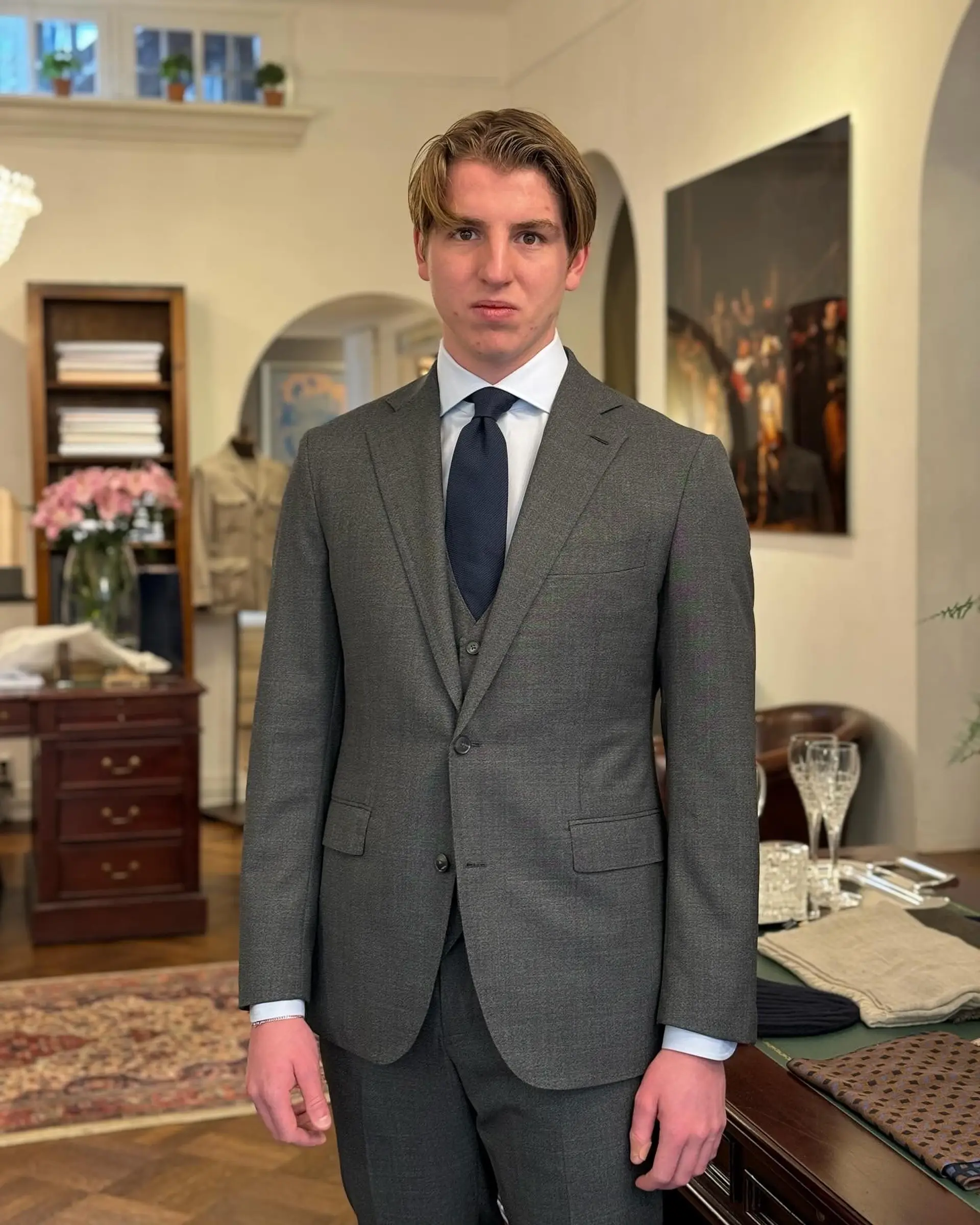 Klant draagt grijs pak op maat bij Ettemadis Noordeinde