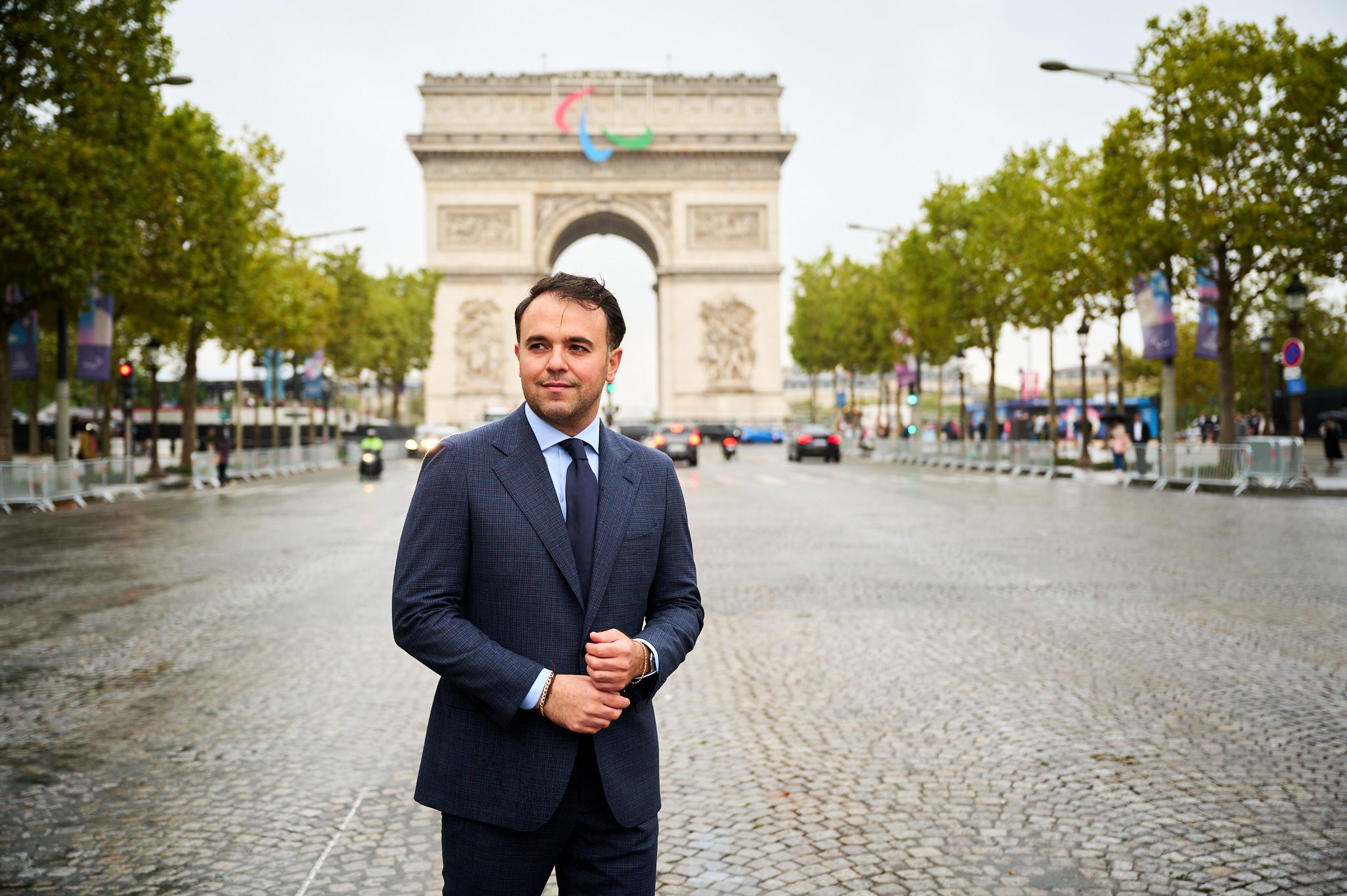 Amir Etemadi in Parijs met Ettemadis