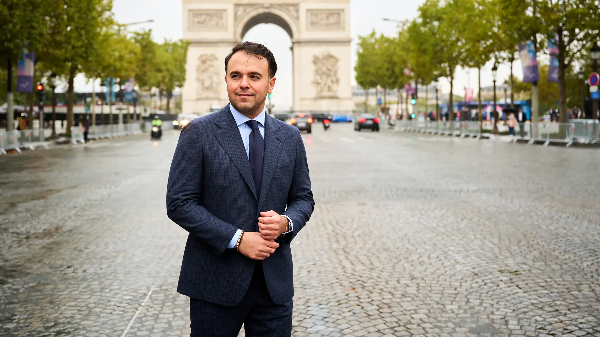 Amir Etemadi in Parijs met Ettemadis