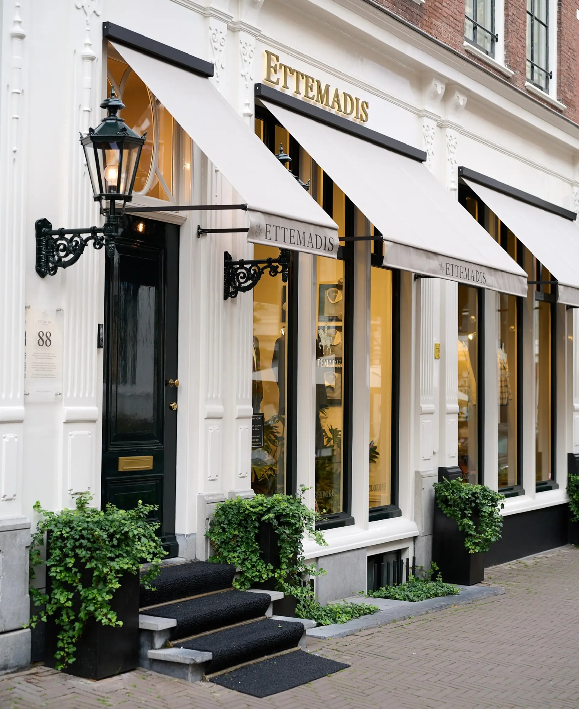 Ettemadis winkel voorkant in den haag