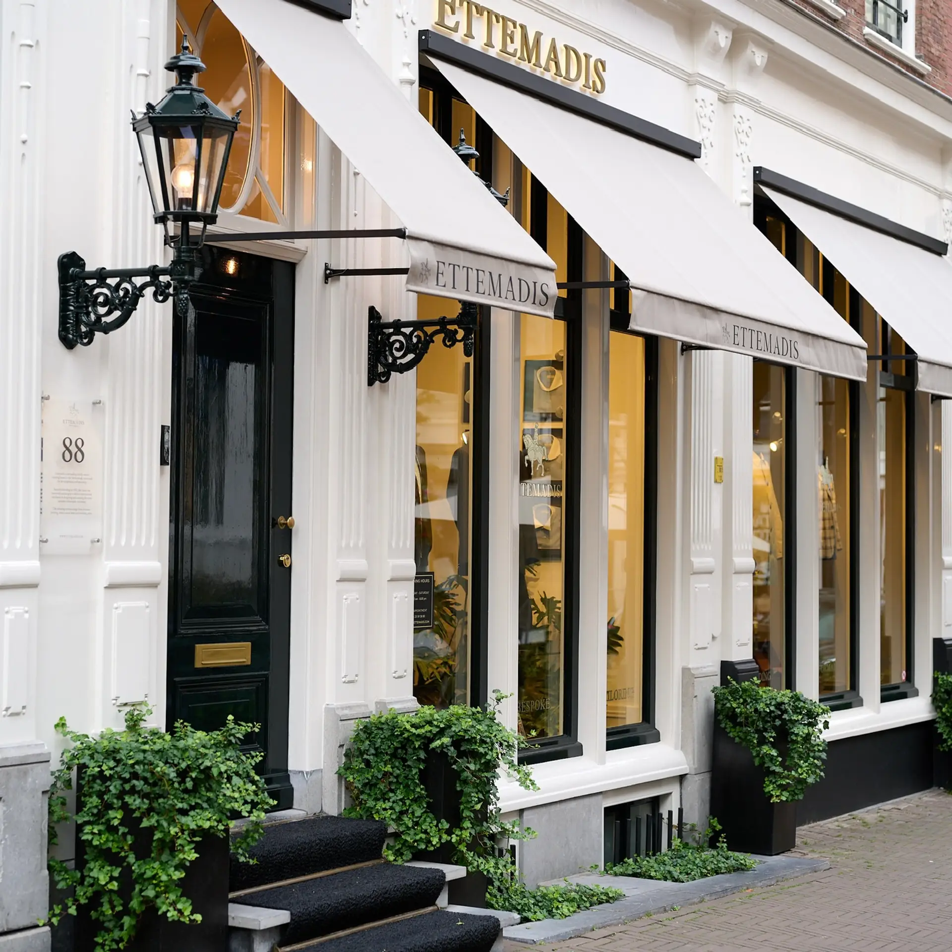 Winkel ettemadis voorkant