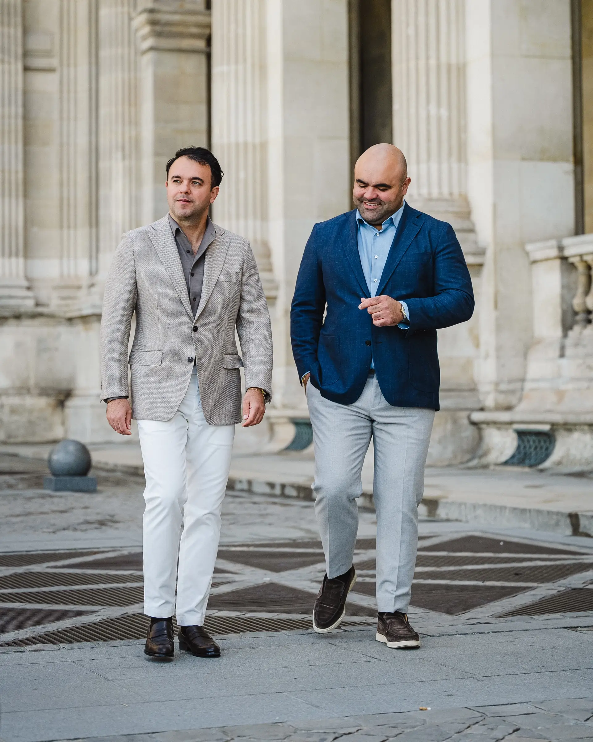 Amir Etemadi met blauw jasje op maat van Ettemadis, nieuwe collectie herfst winter 2025