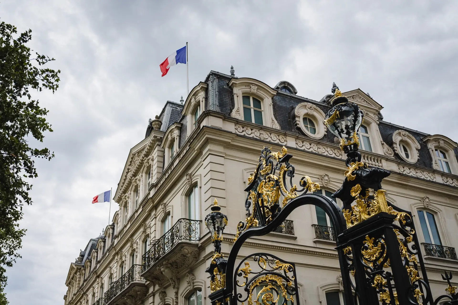 gebouw in Parijs met franse vlag