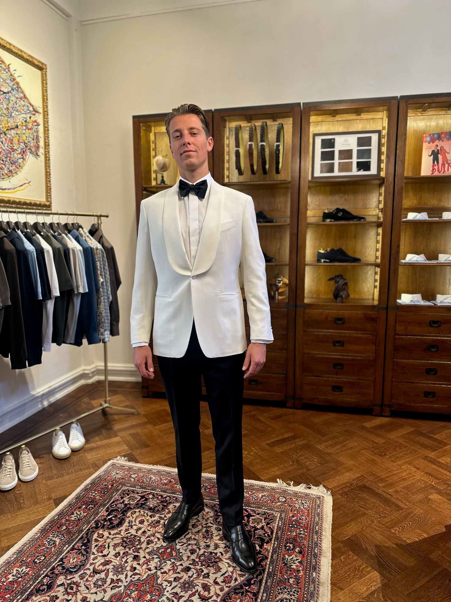 Klant draagt witte smoking op maat bij Ettemadis