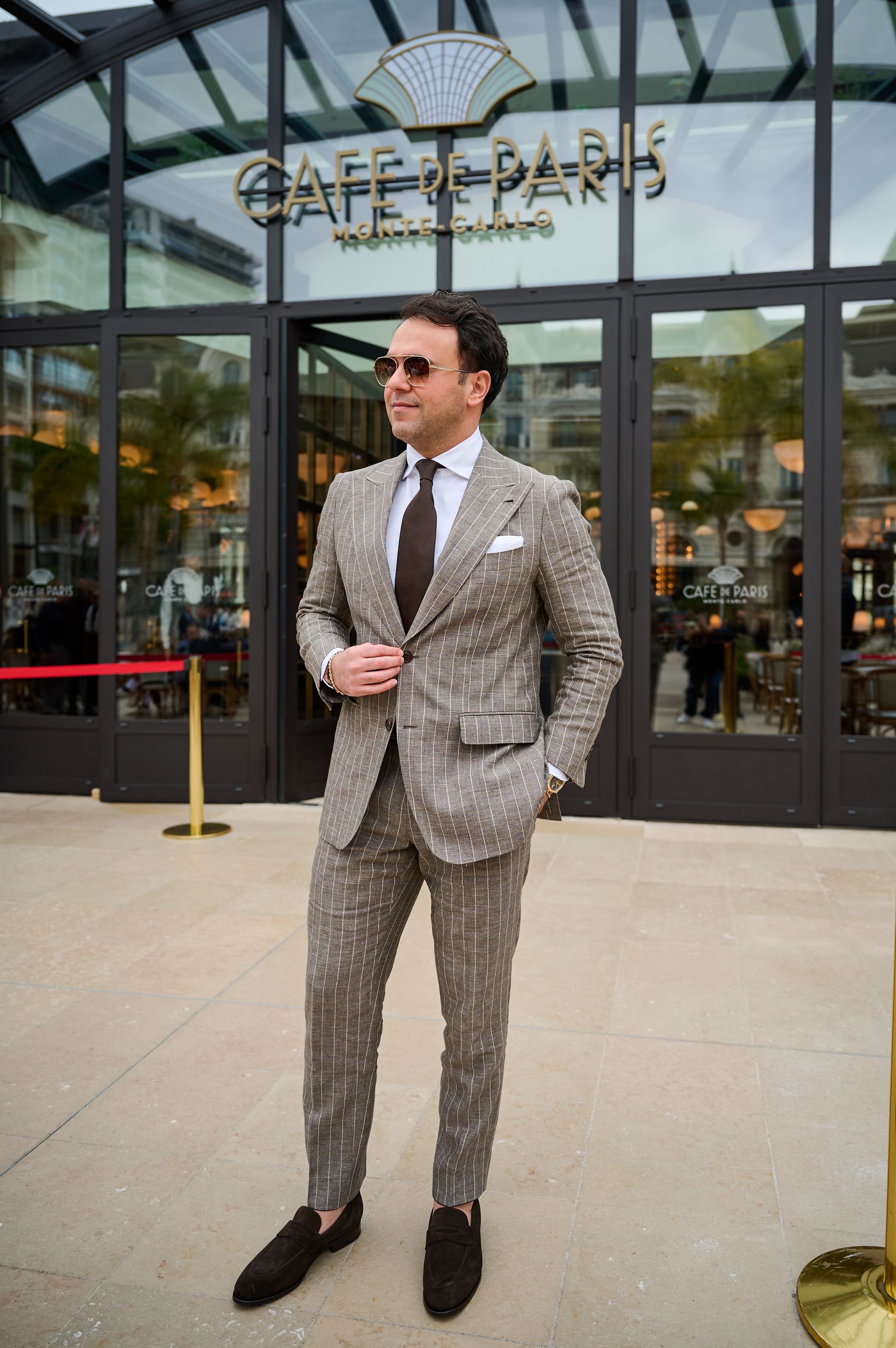 Amir Etemadi met beige maatpak in Monaco | Ettemadis