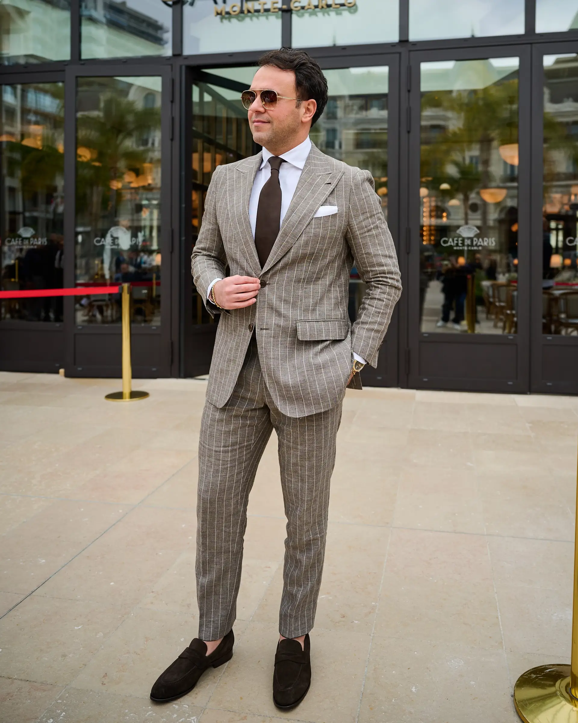 Amir Etemadi met beige maatpak in Monaco | Ettemadis