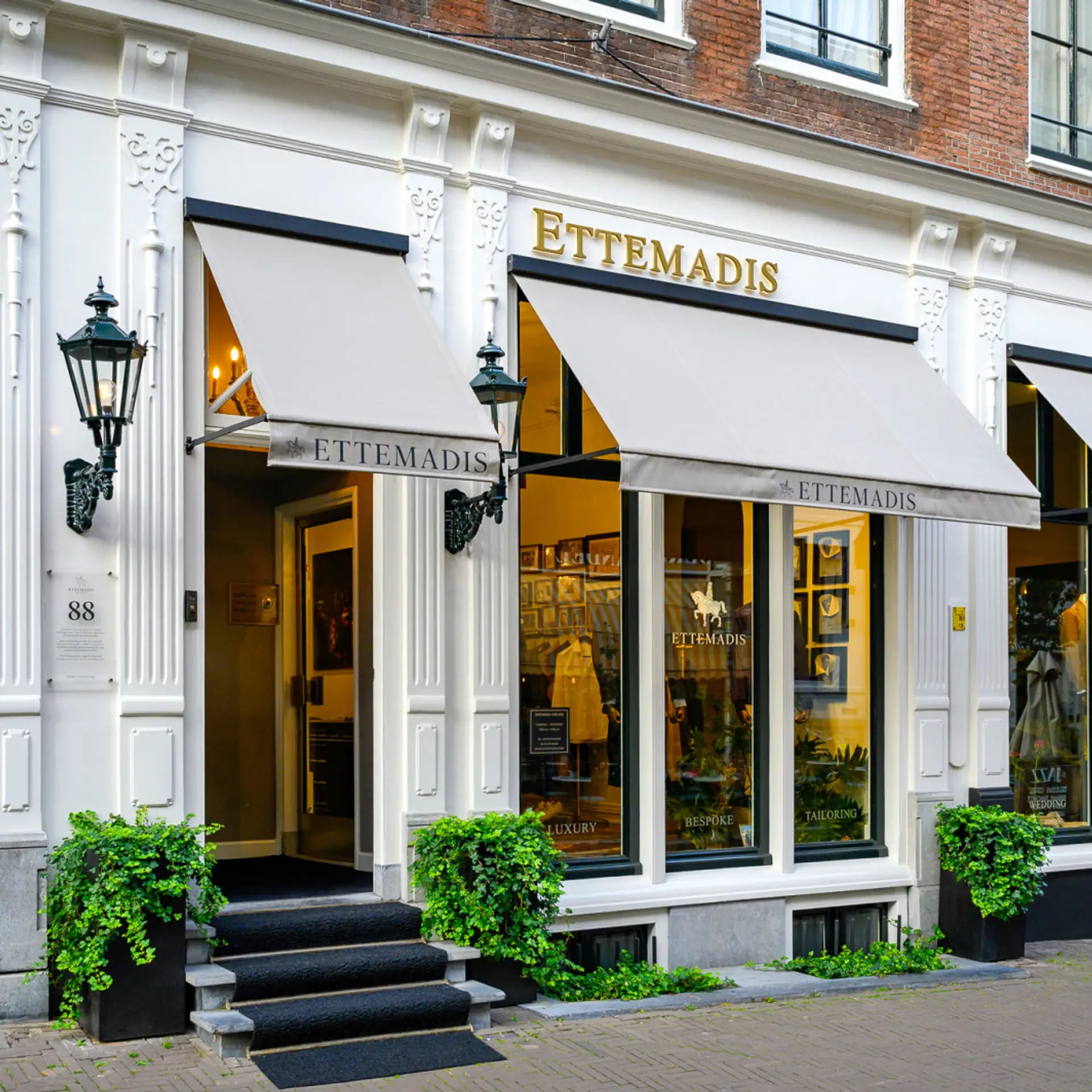 Ettemadis boutique bij Paleis Noordeinde in Den Haag