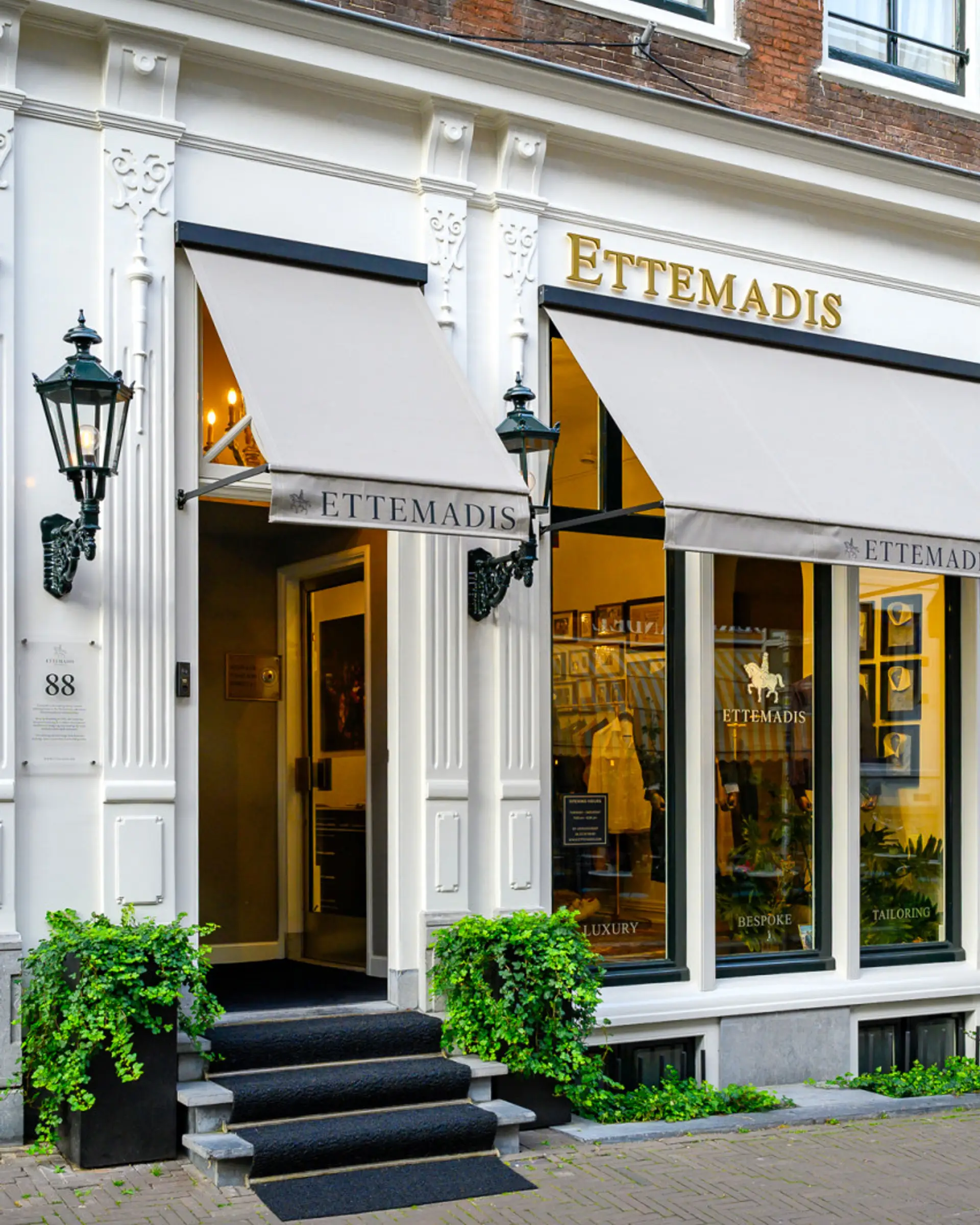 Ettemadis boutique bij Paleis Noordeinde in Den Haag