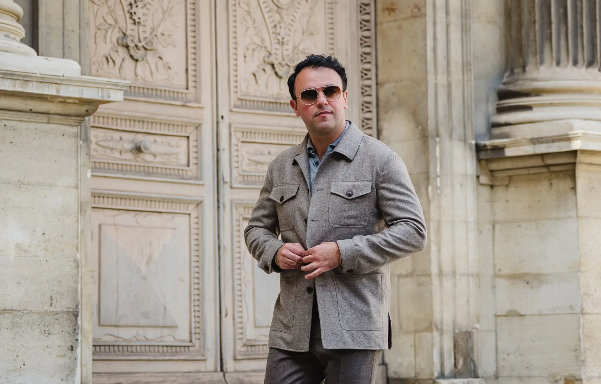 Sand informal jasje van Ettemadis in Parijs