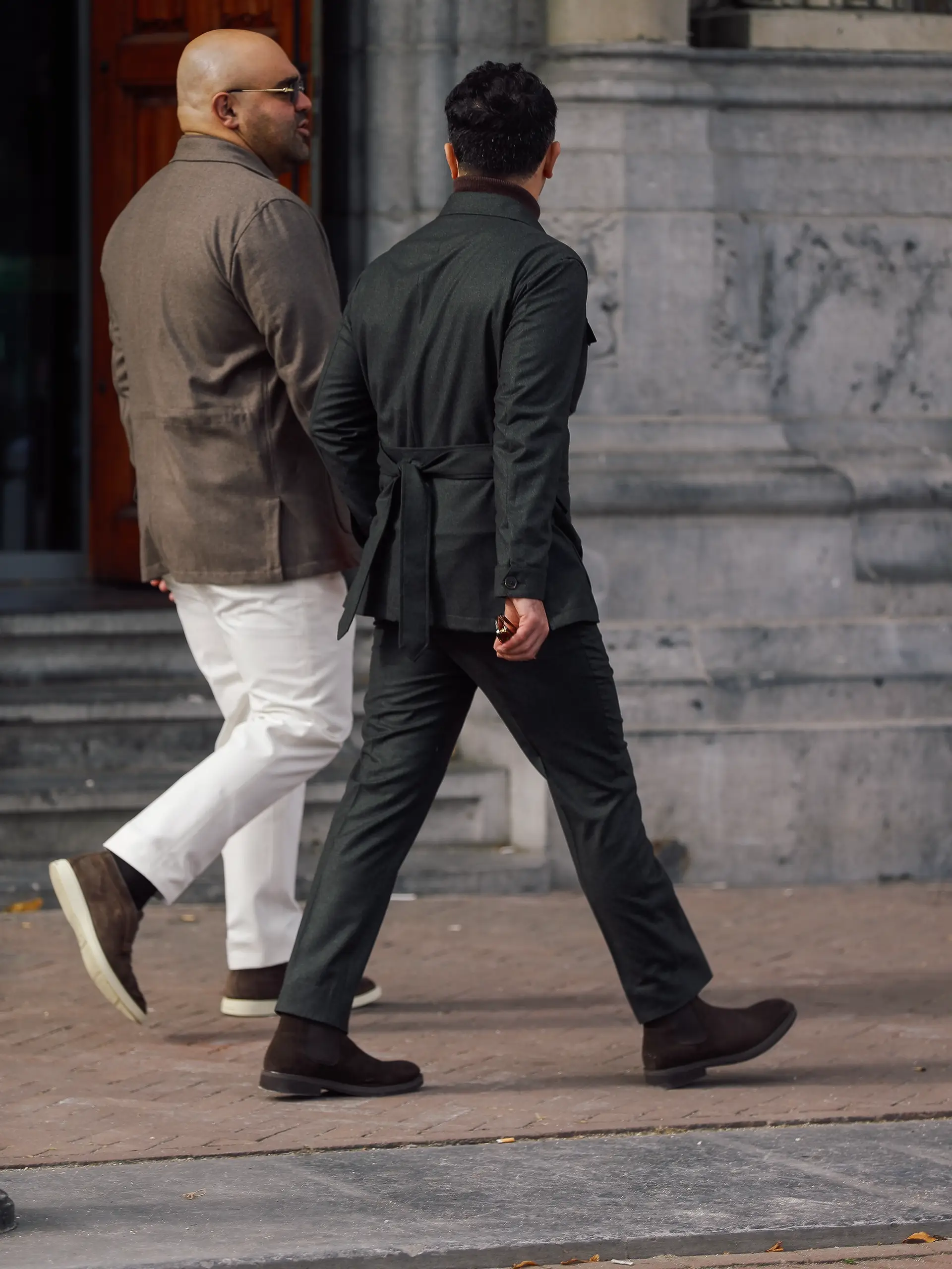 Amir en Arjan Etemadi lopend in casual chic outfit