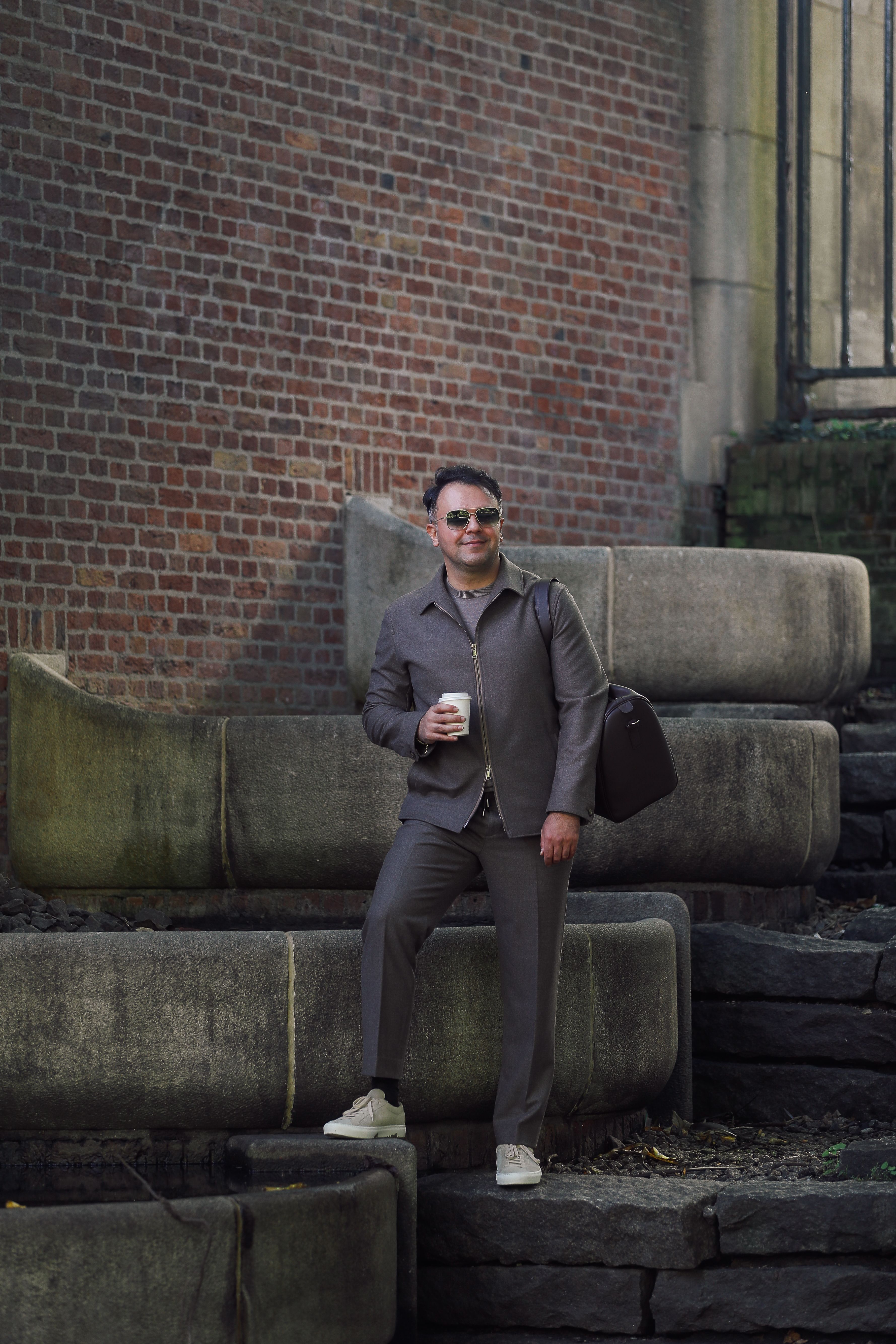 tracksuit outfit van Ettemadis bij Vondelpark stenen