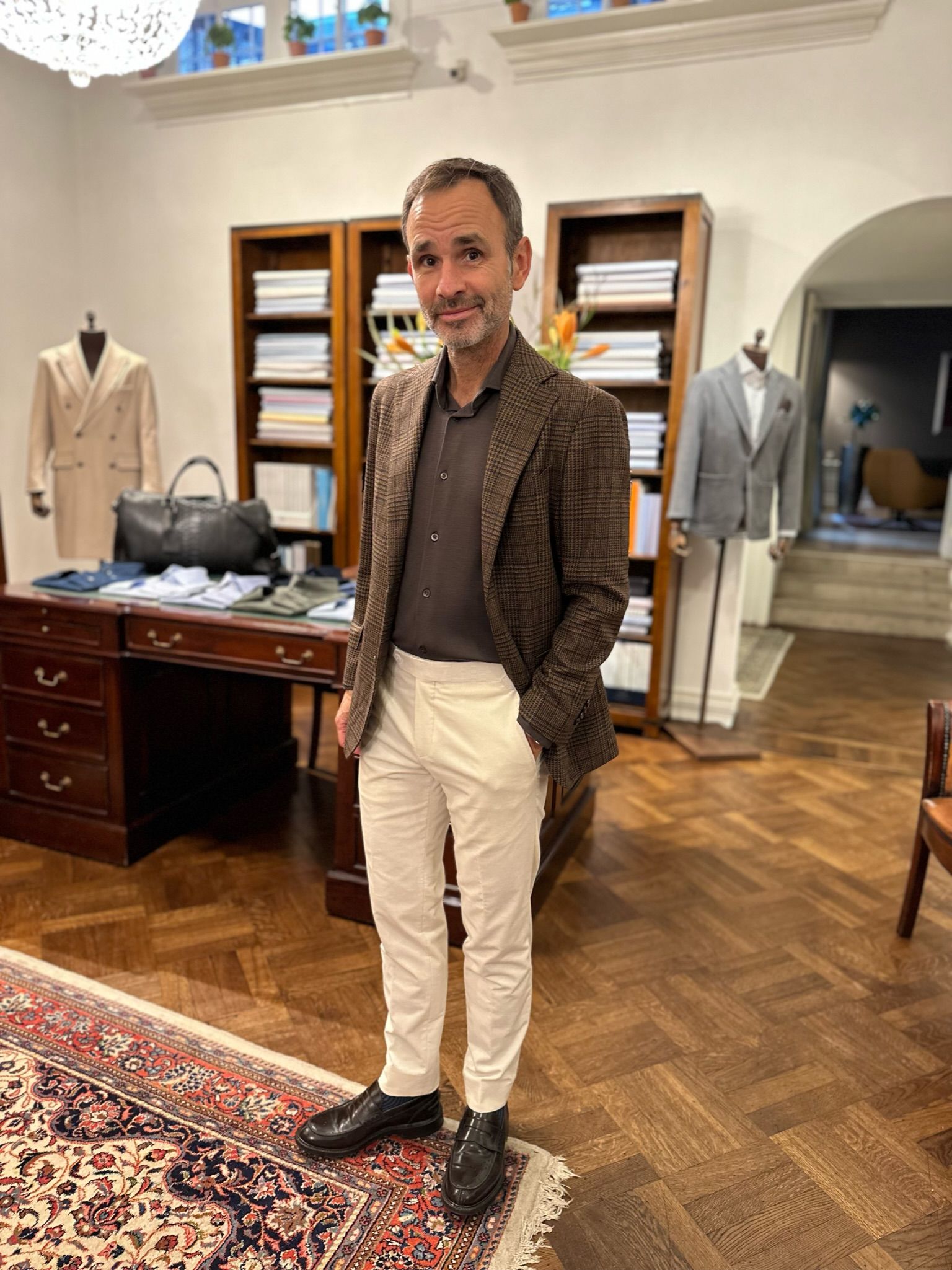 Klant draagt bruin ruiten colbert op maat bij Ettemadis