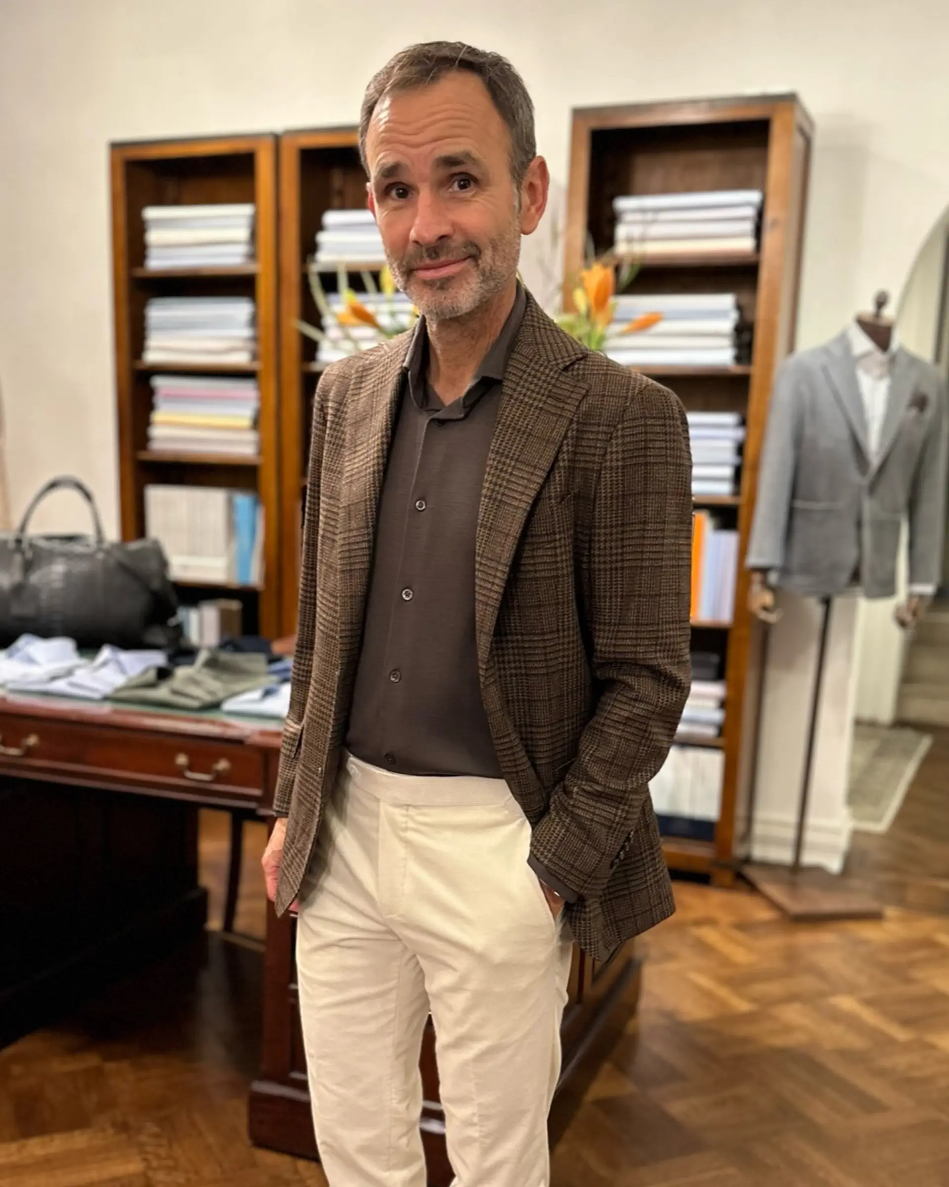 Klant draagt bruin ruiten colbert op maat bij Ettemadis