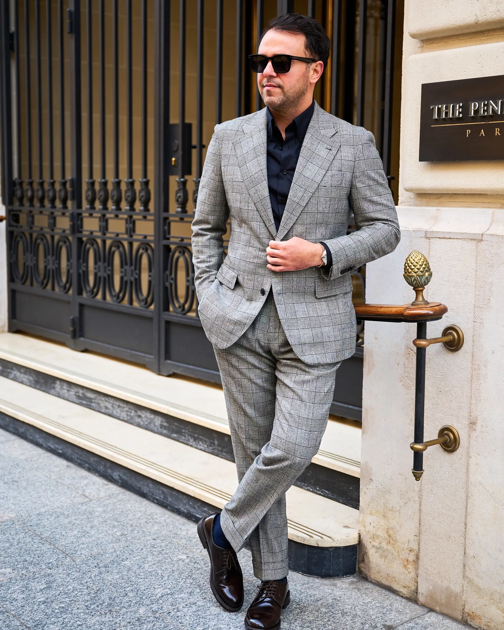 Geruit pak op maat Ettemadis in Parijs