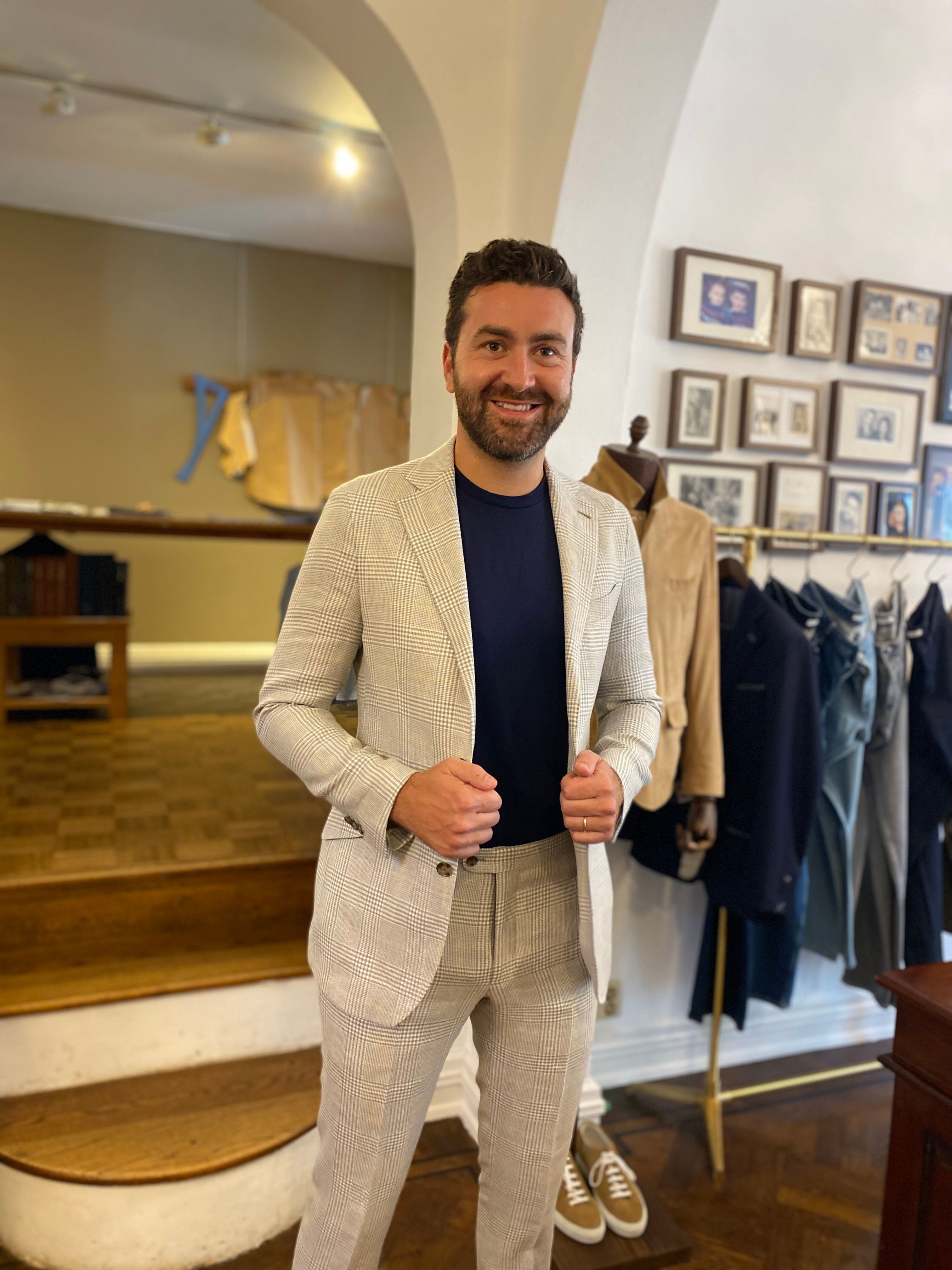 Klant in zomers casual maatpak bij Ettemadis