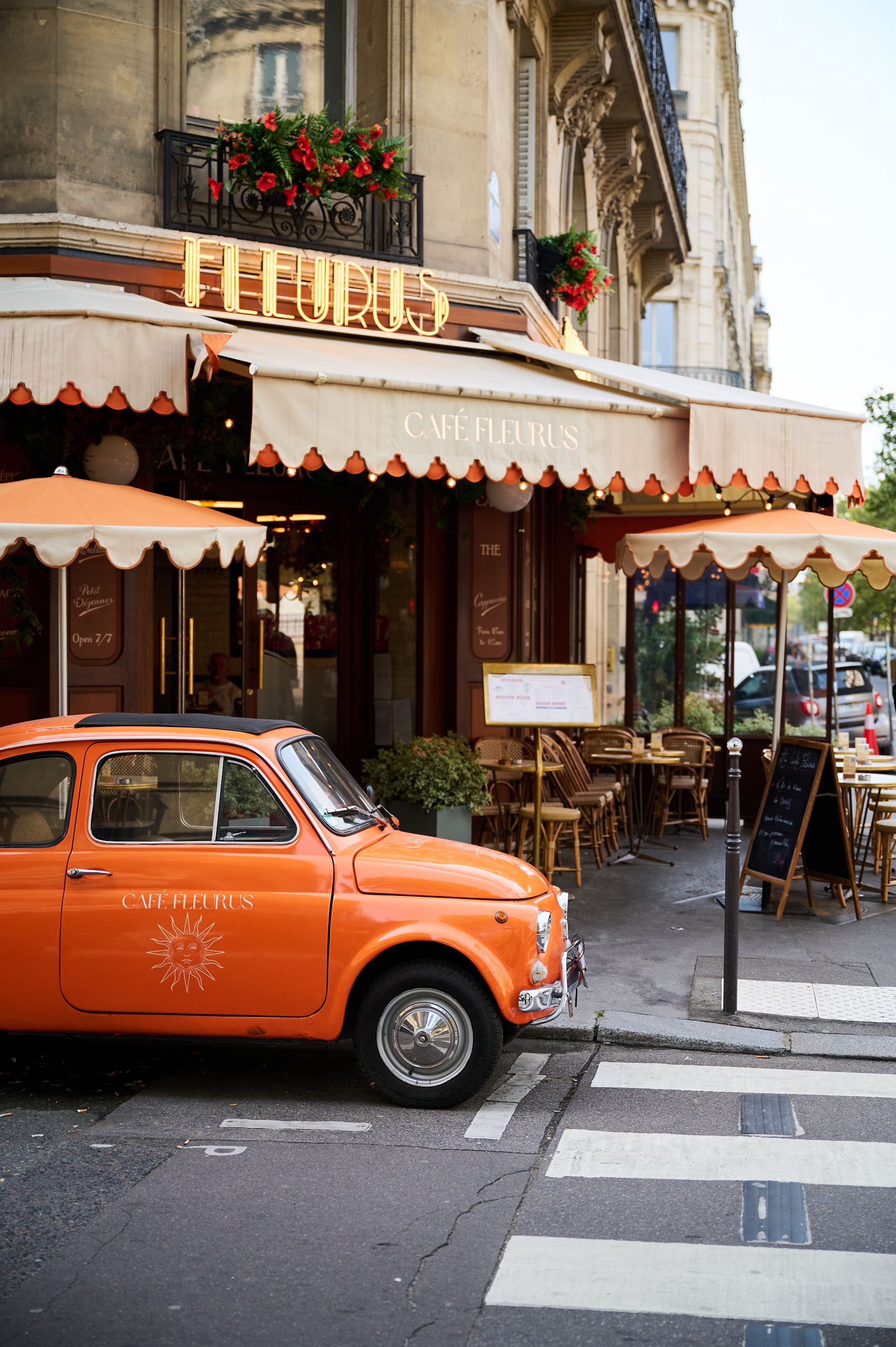 Fiat 500 oranje in Parijs