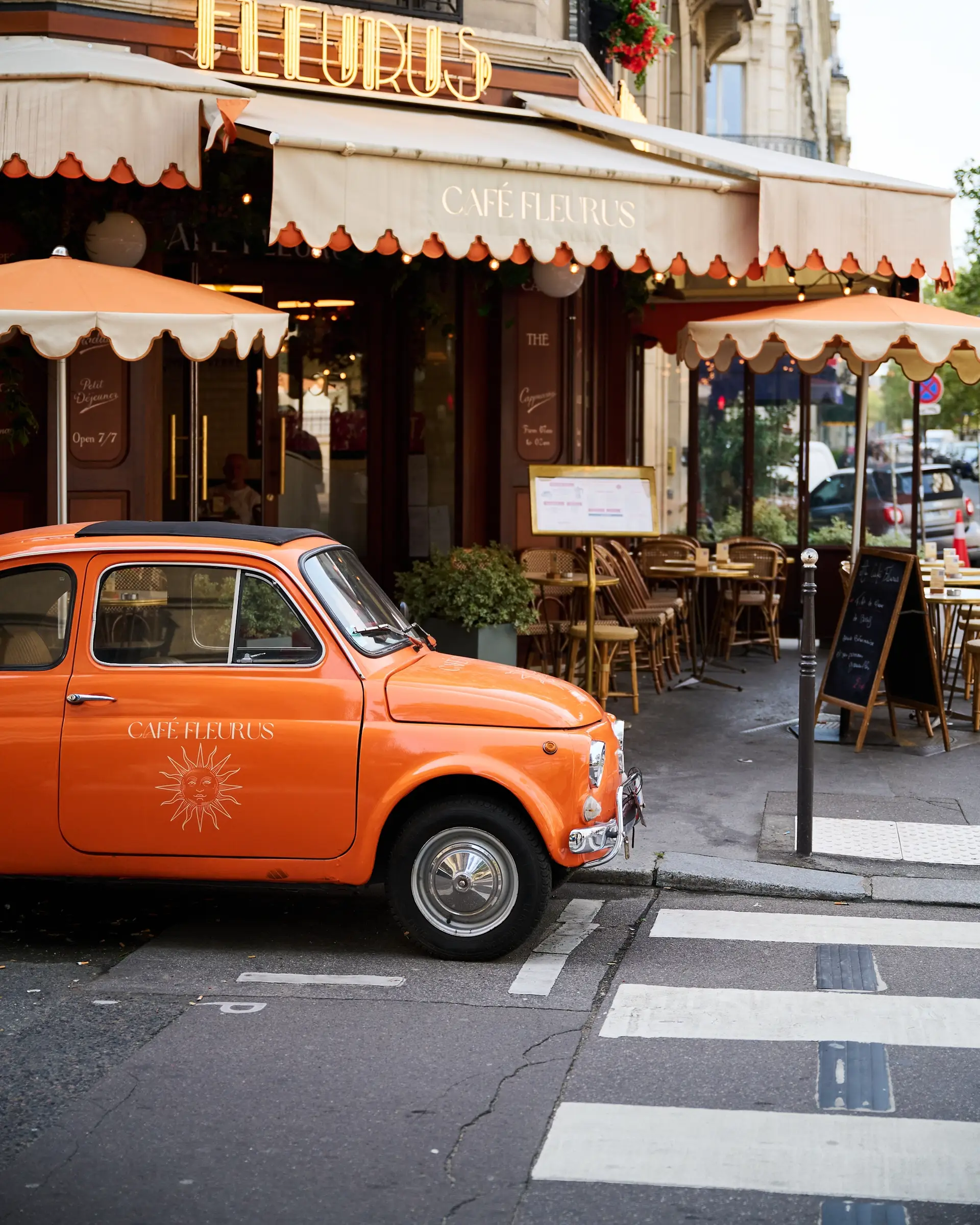 Fiat 500 oranje in Parijs