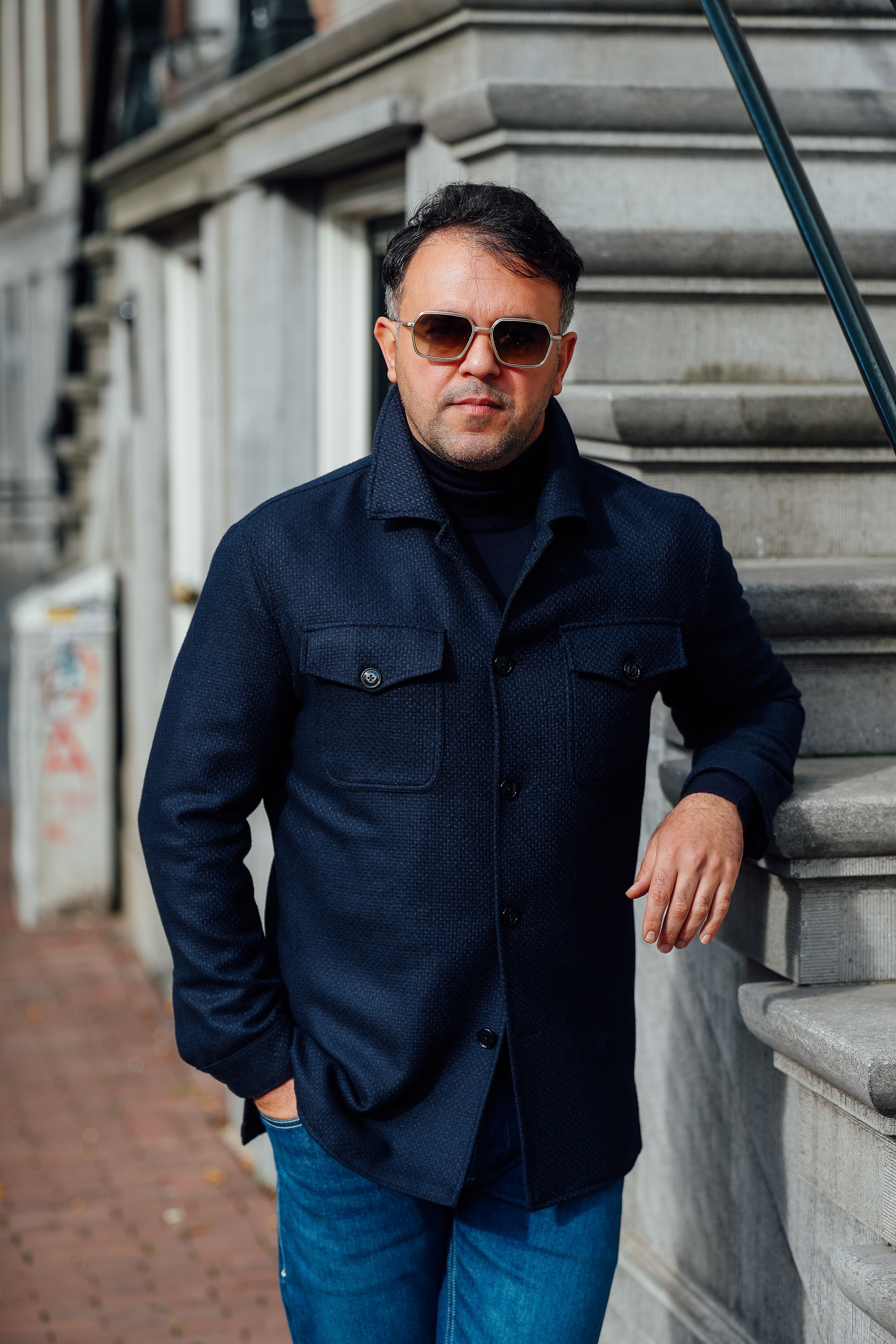 The Navigator casual herenlook met navy utility jacket en mid-blue denim