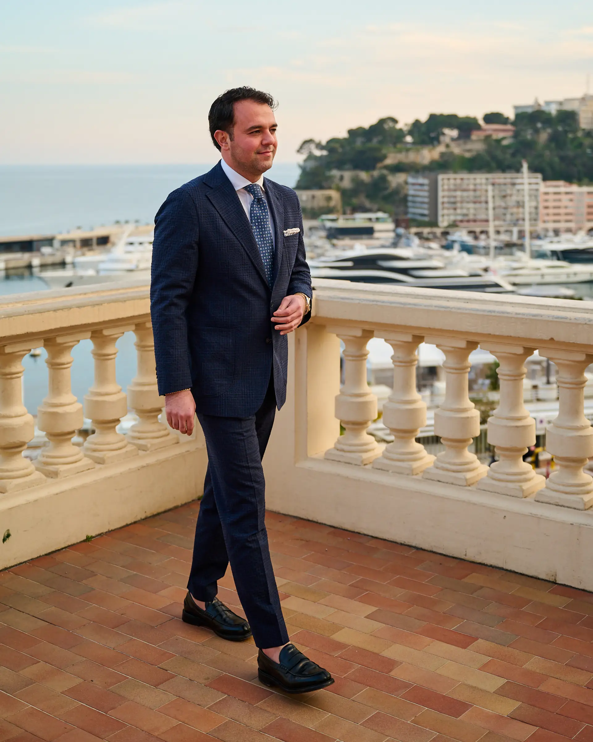 Zomers pak op maat van Ettemadis in Zuid Holland