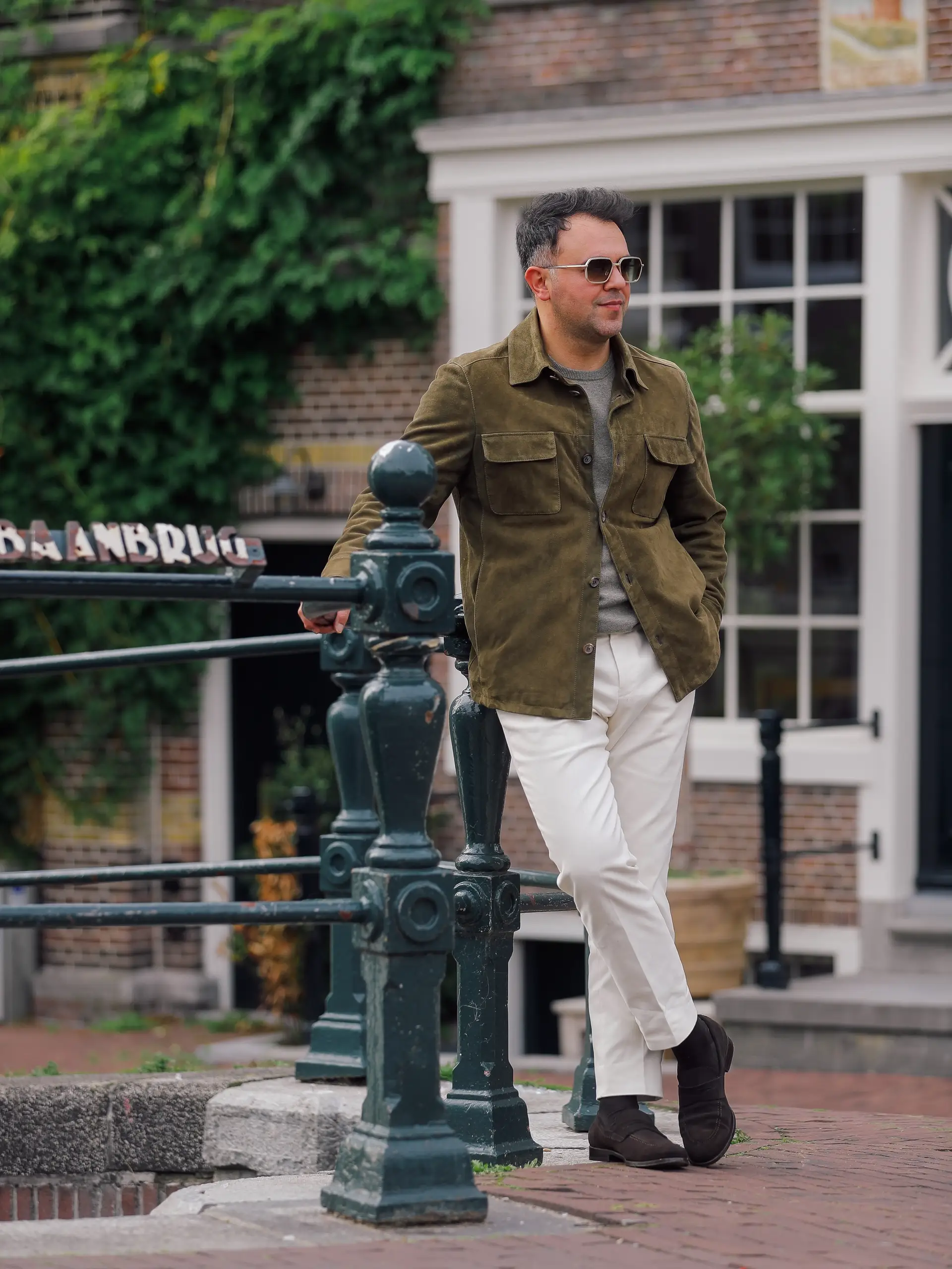 Bruine pak op maat van Ettemadis