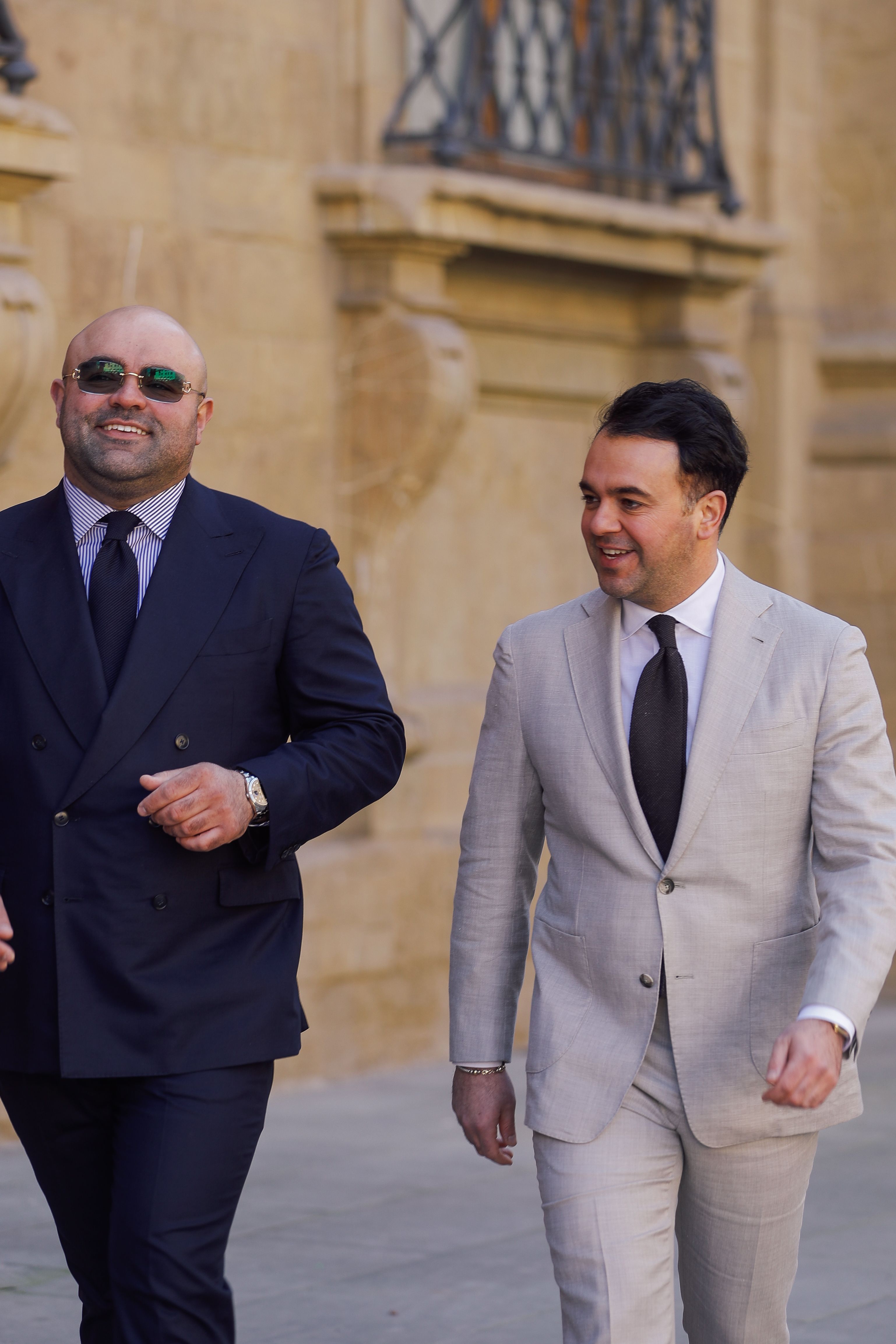 Grijze maatpak van Ettemadis in Den Haag