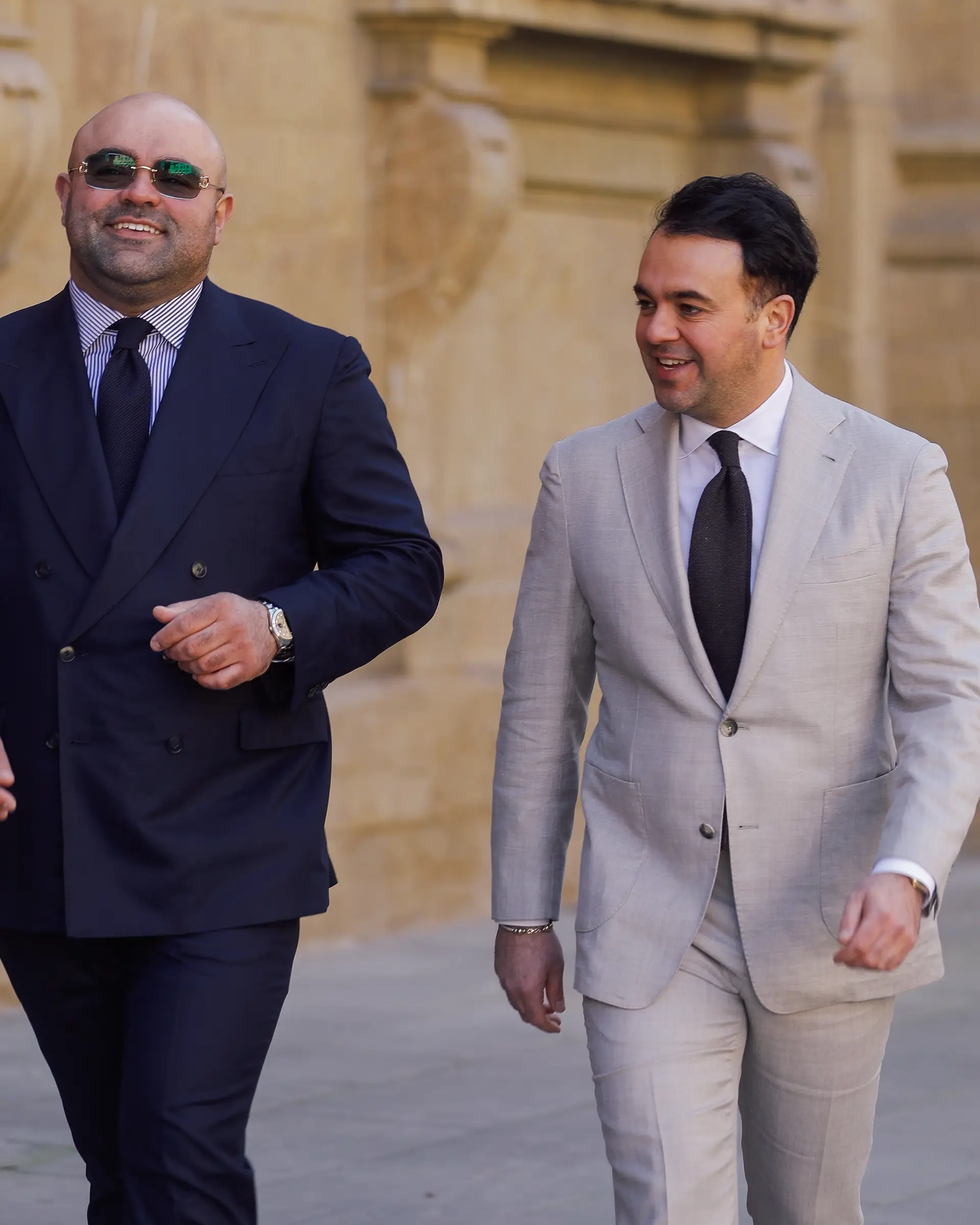 Grijze maatpak van Ettemadis in Den Haag