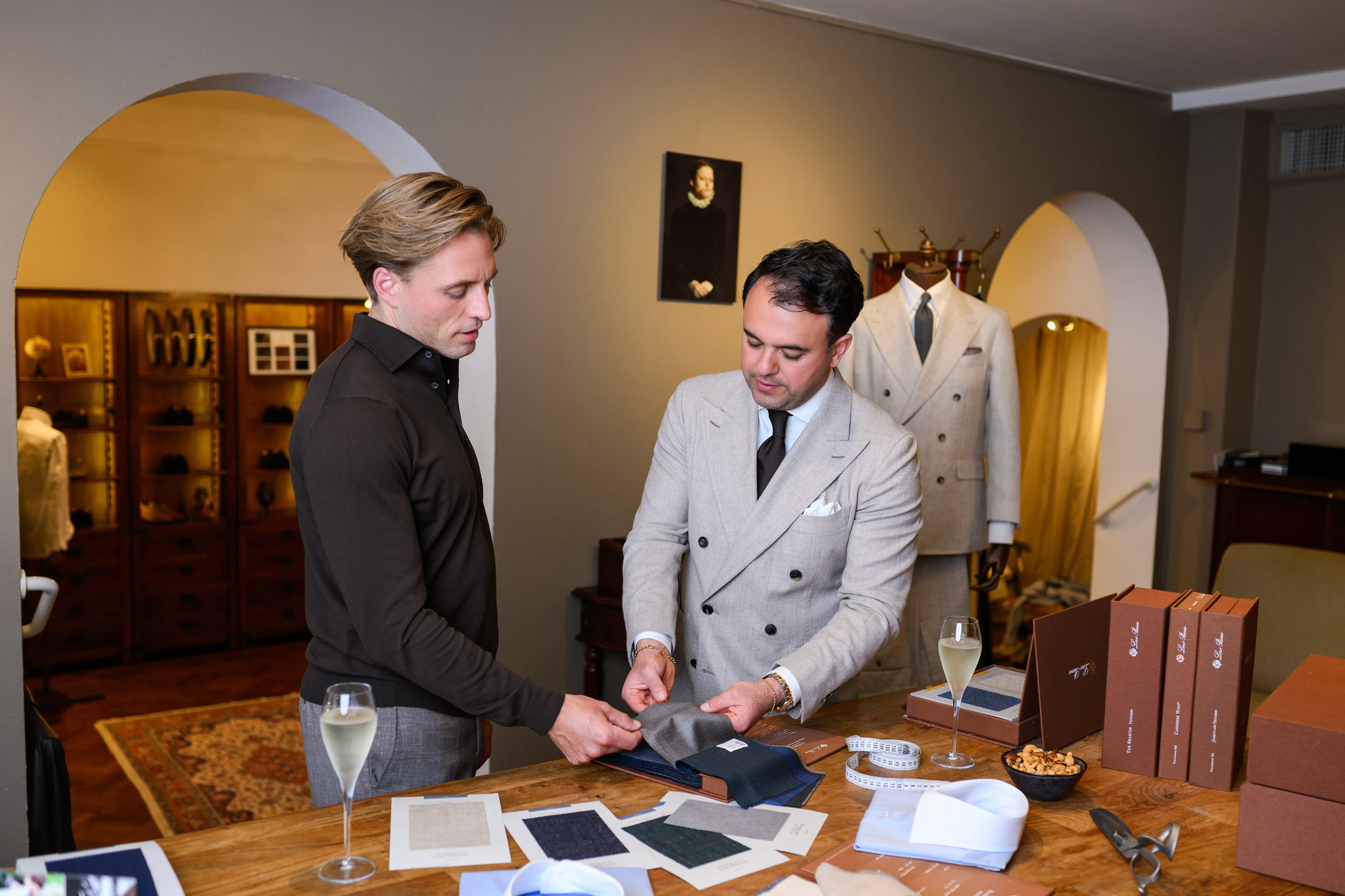 Amir Etemadi helpt klant bij Ettemadis