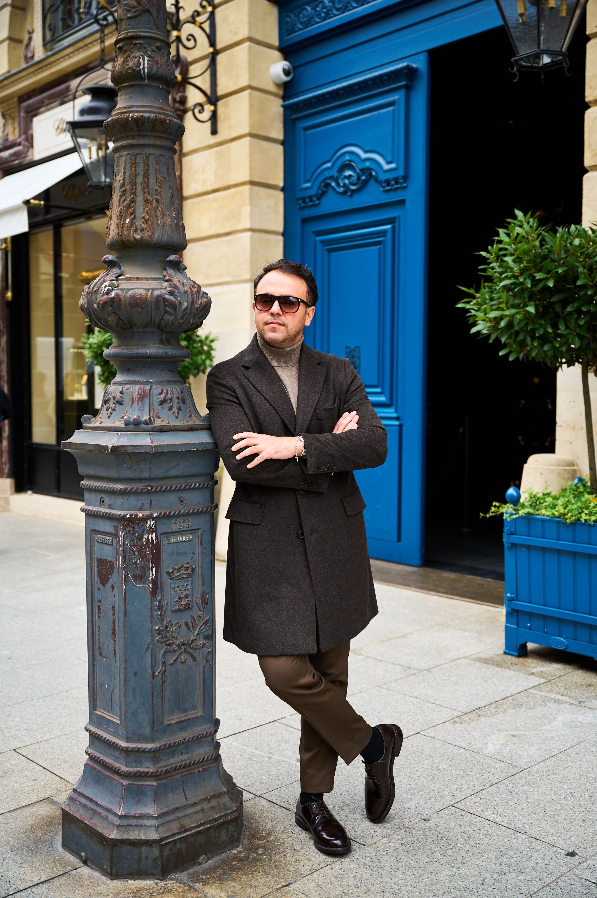 Amir Etemadi met winterjas op maat