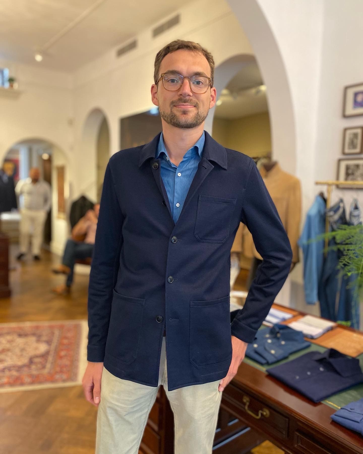 Klant draagt casual blauw overshirt bij Ettemadis Den Haag