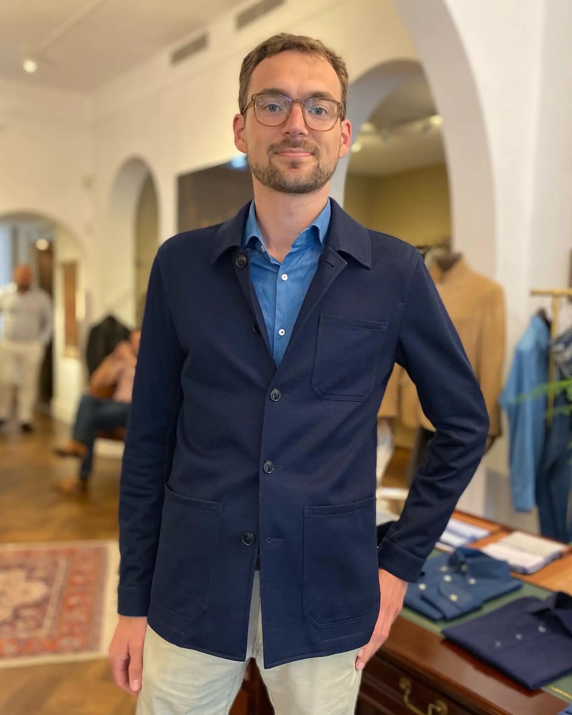 Klant draagt casual blauw overshirt bij Ettemadis Den Haag
