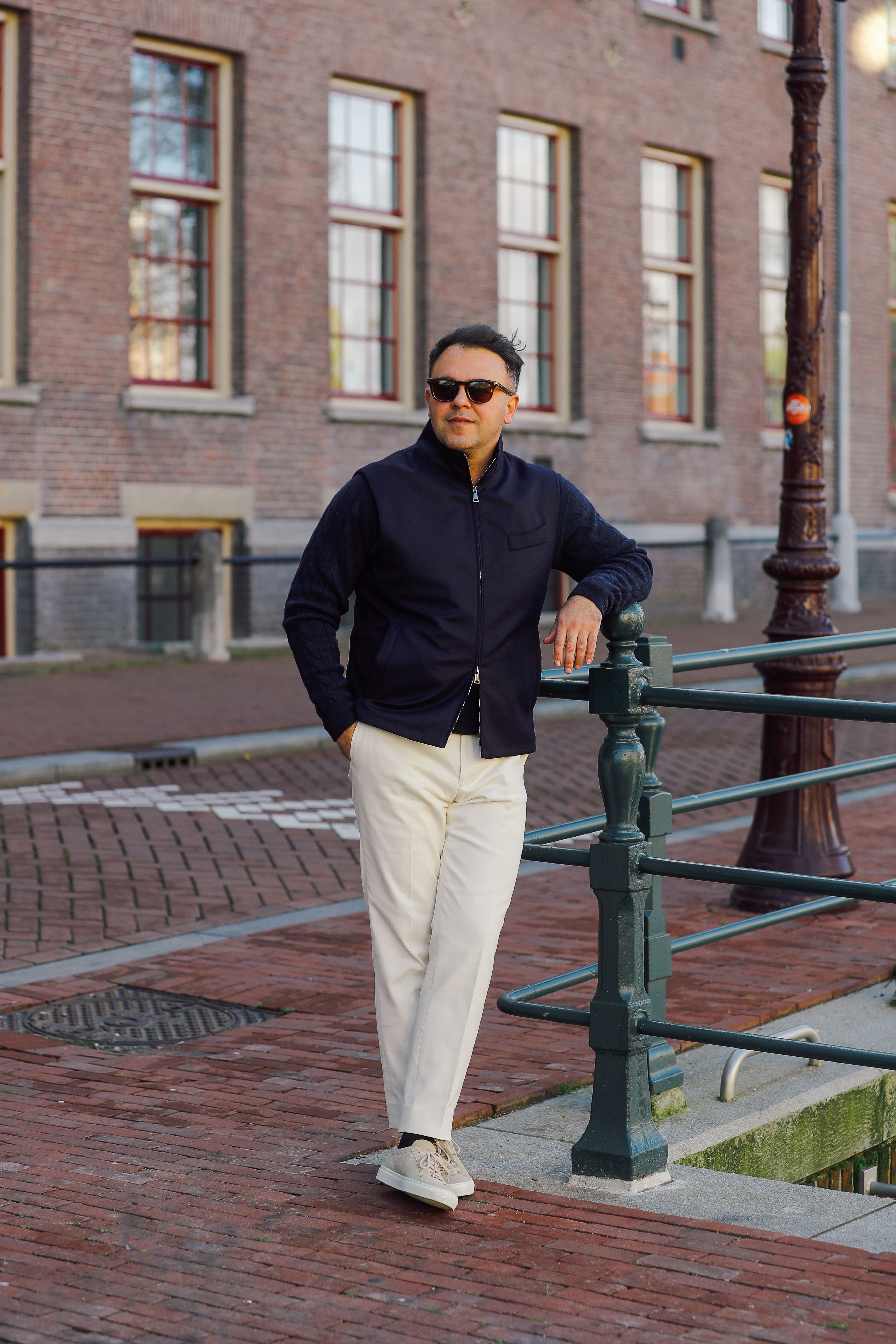Bruine pak op maat van Ettemadis