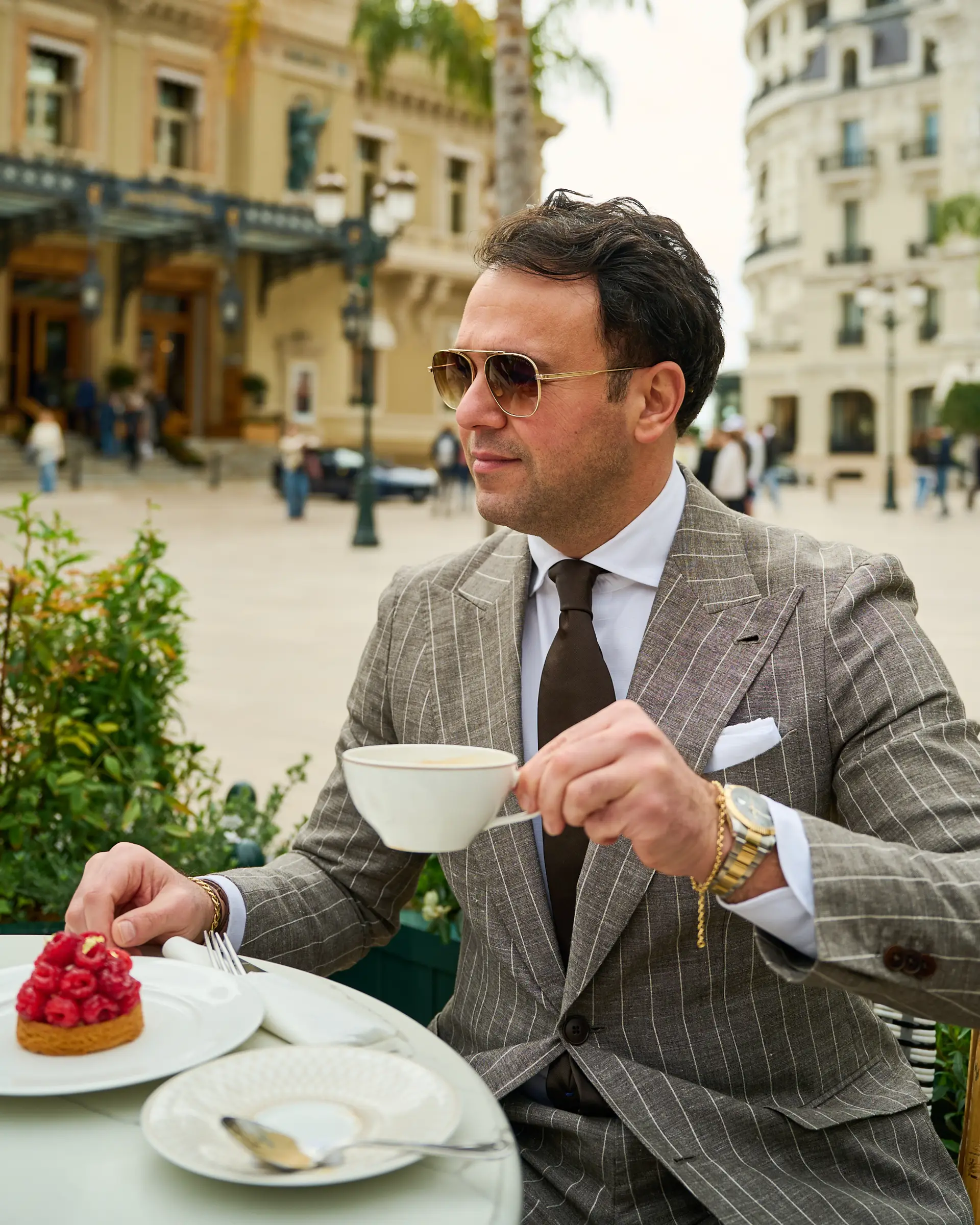 Beige strepen pak van Ettemadis in Monaco