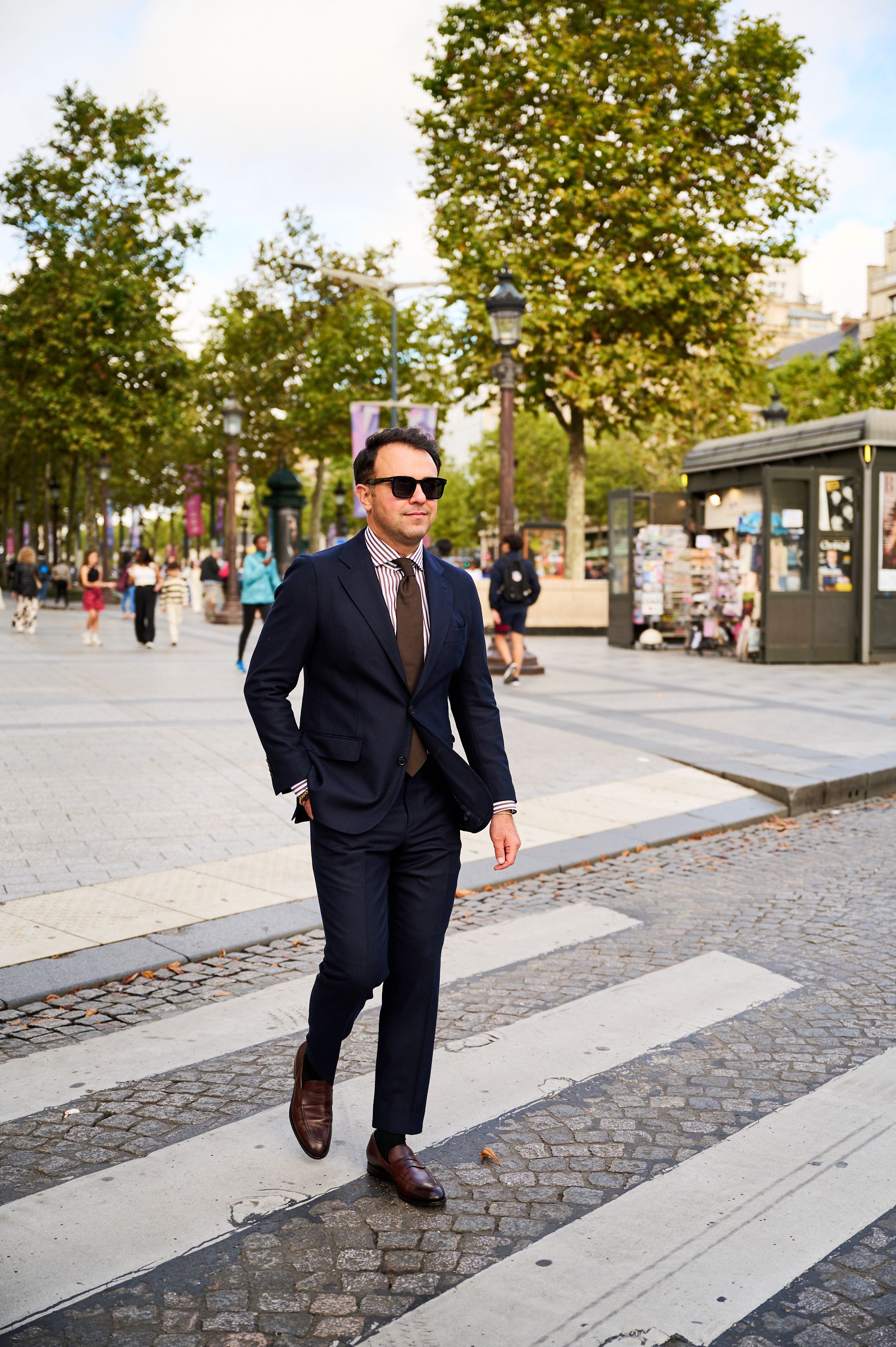 Blauw pak van Ettemadis in Parijs 