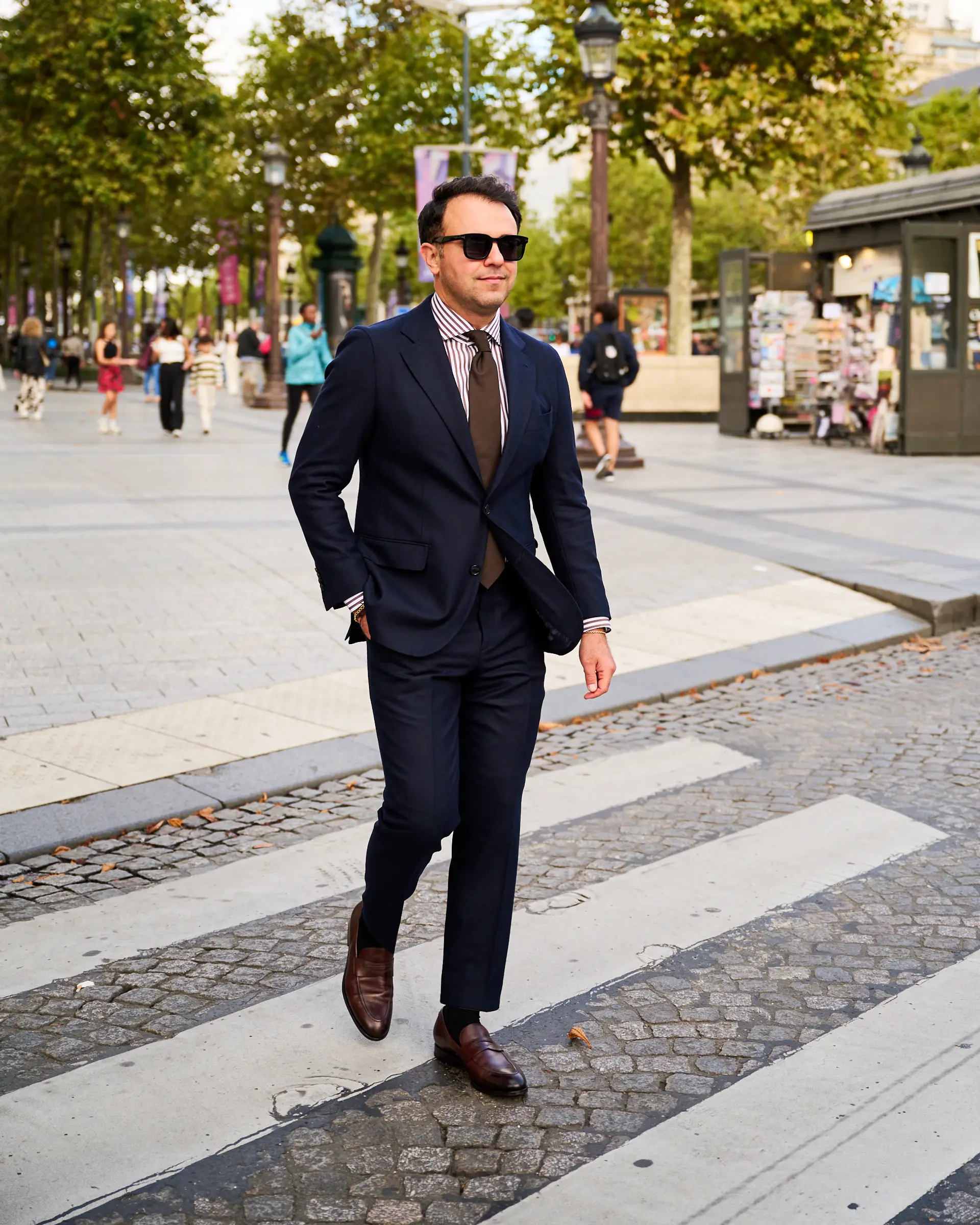 Blauw pak van Ettemadis in Parijs