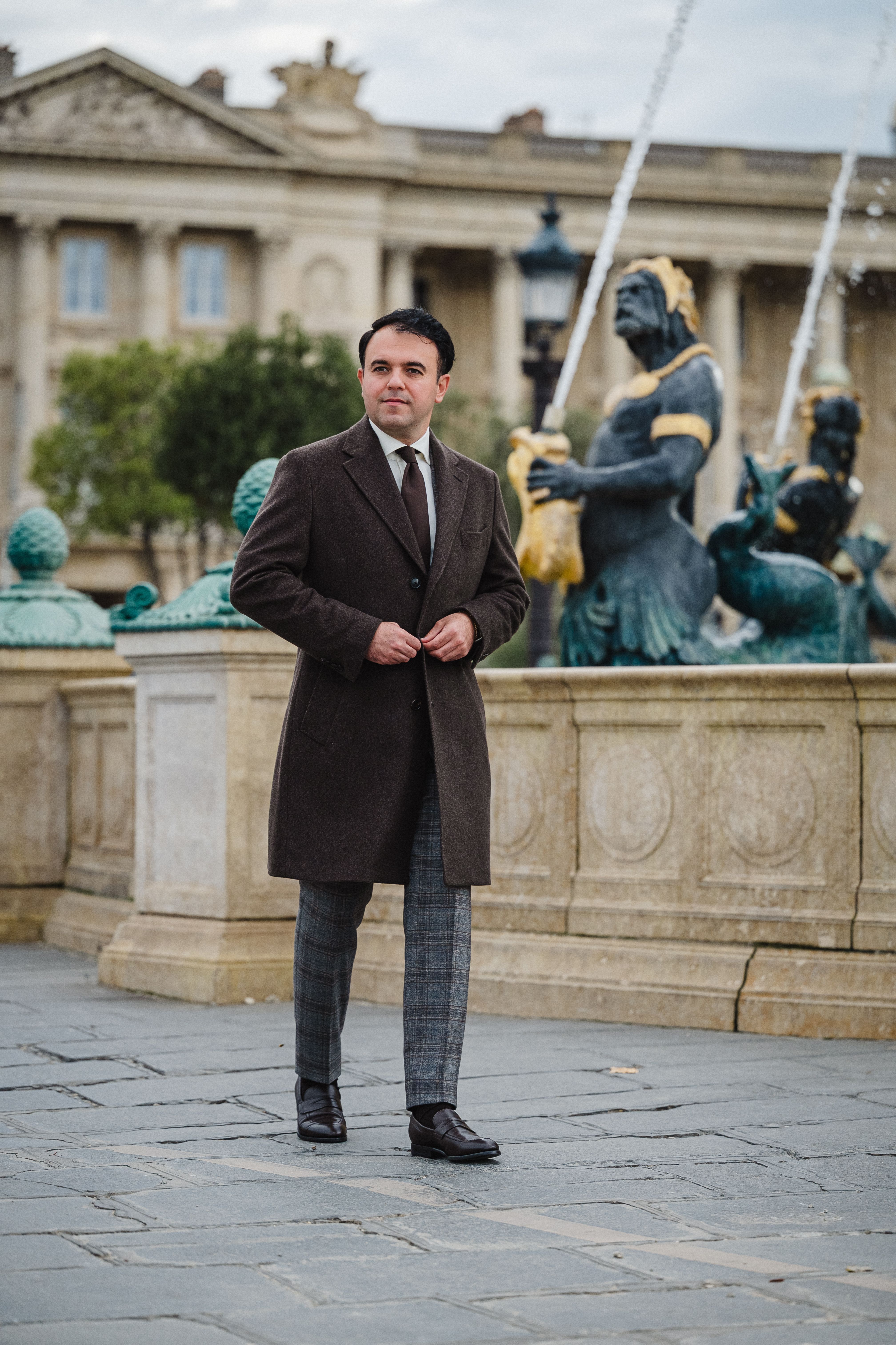 Bruine overcoat maatkleding op maat van Ettemadis in Den Haag, collectie herfst winter 2025